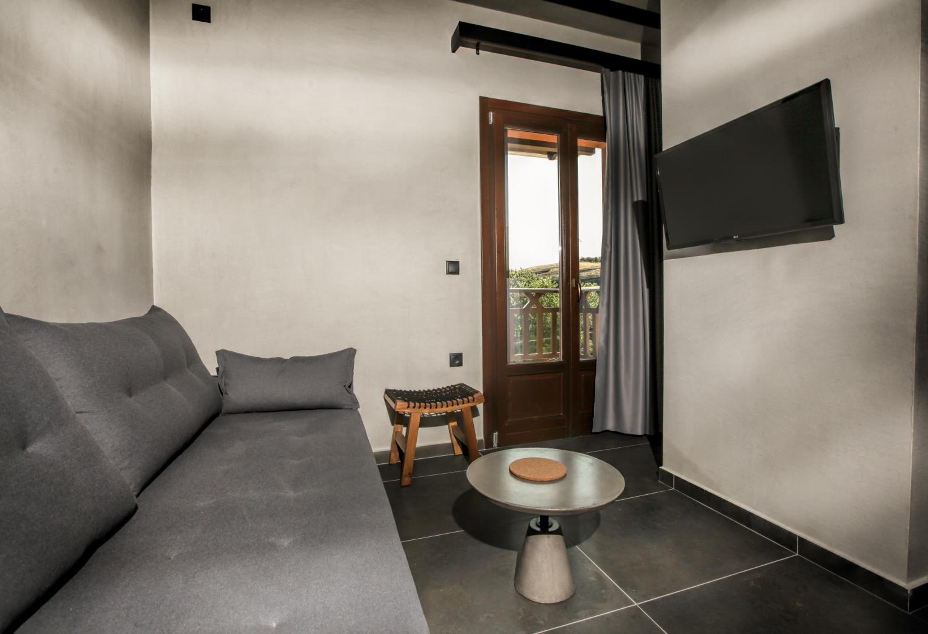 King Suite with Spa Bath - Photo 5