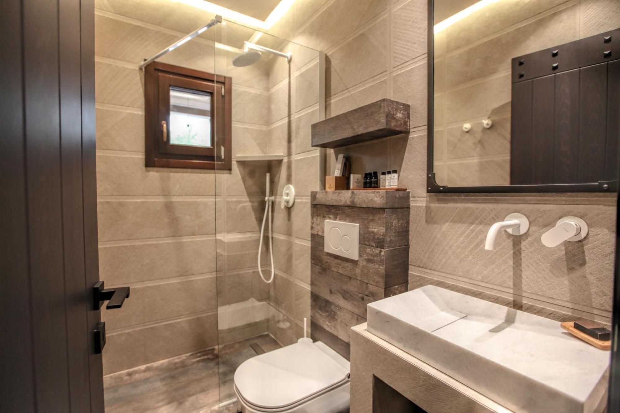 Deluxe King Suite - Photo 20