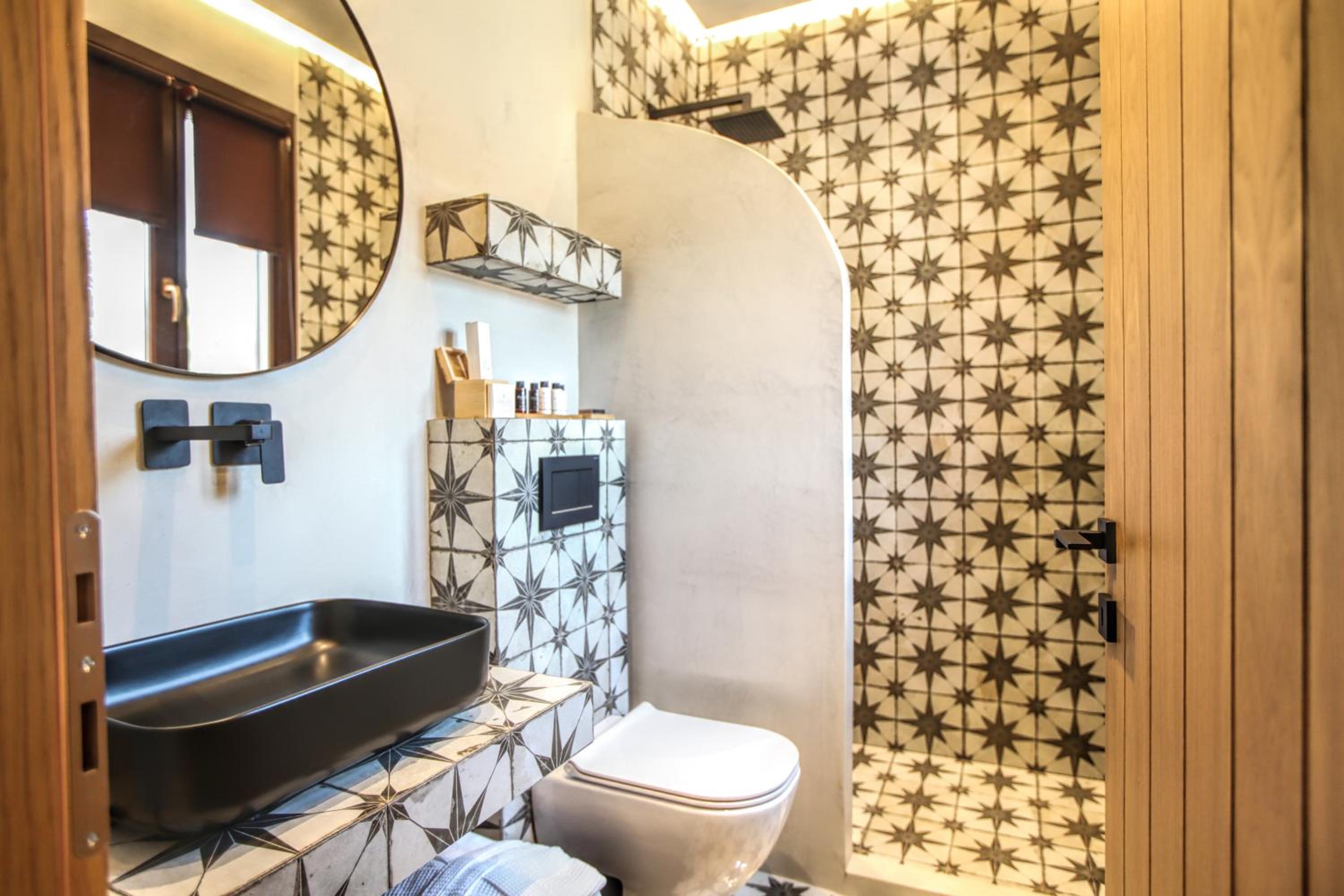 Deluxe Suite with Spa Bath - Photo 4