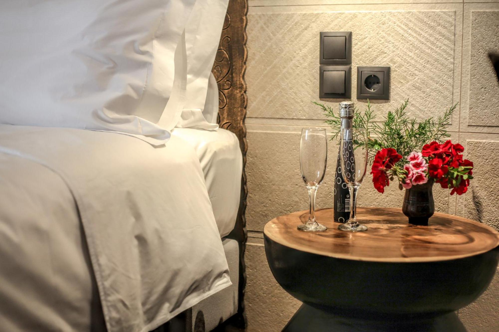 Deluxe King Suite - Photo 10