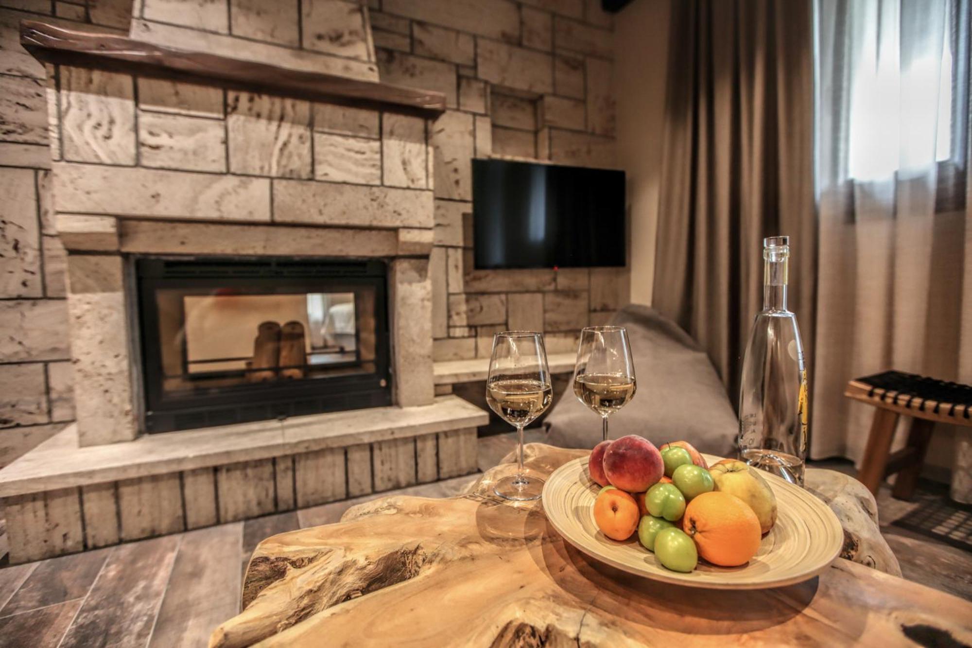 Deluxe King Suite - Photo 19