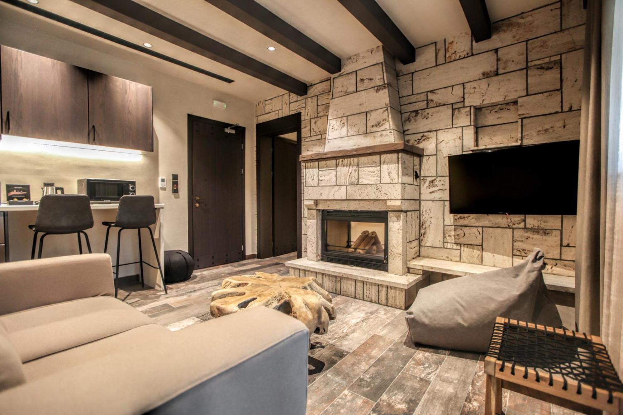 Deluxe King Suite - Photo 18