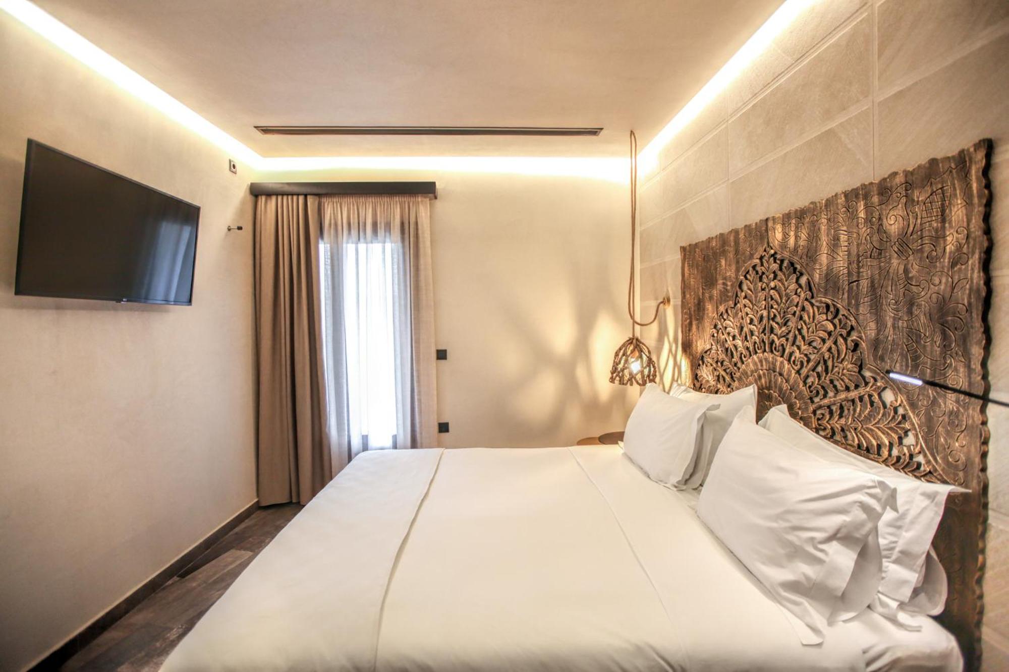 Deluxe King Suite - Photo 16