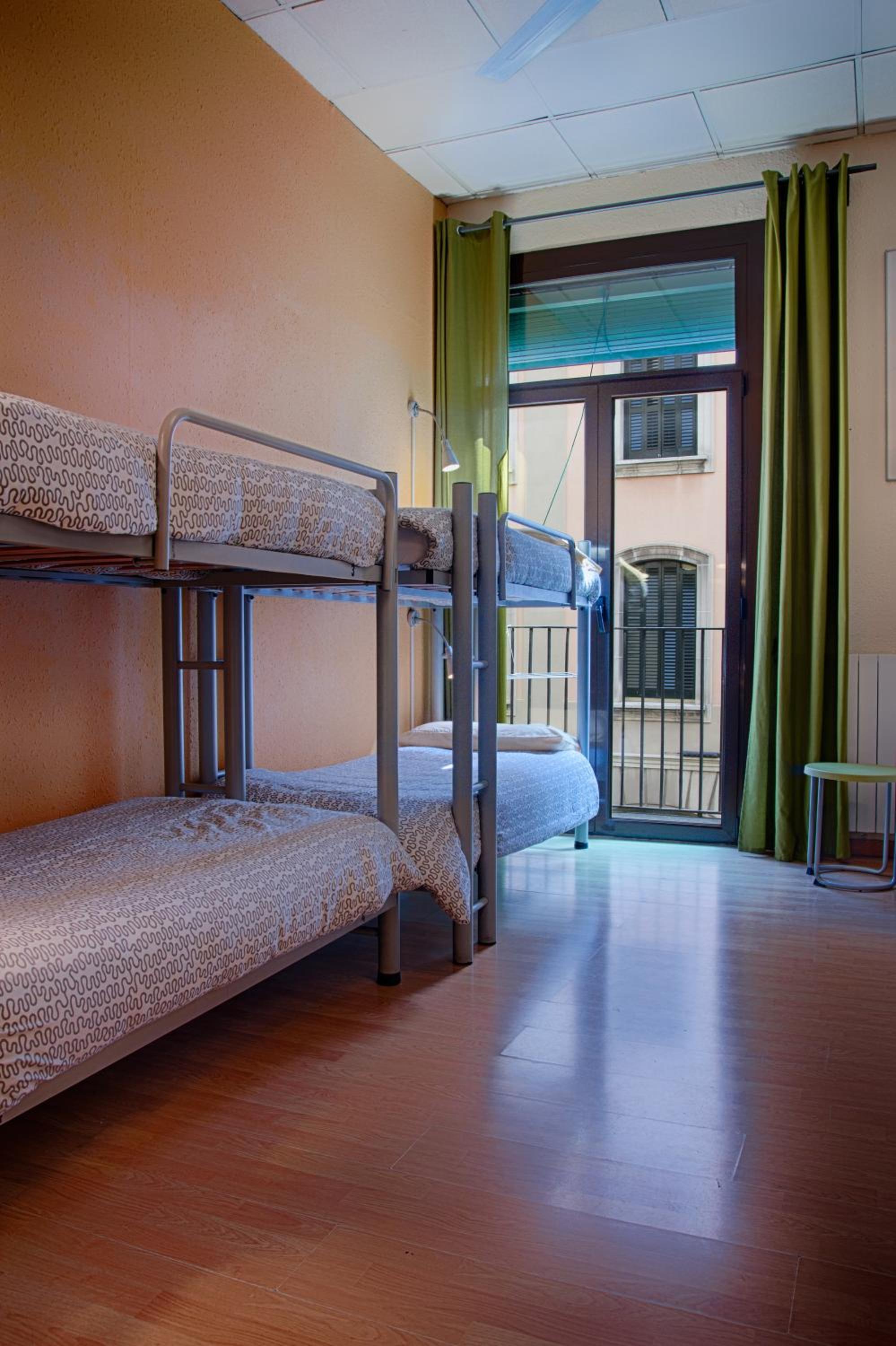Bed in Mixed Dormitory Room (6-Bed) photo 2