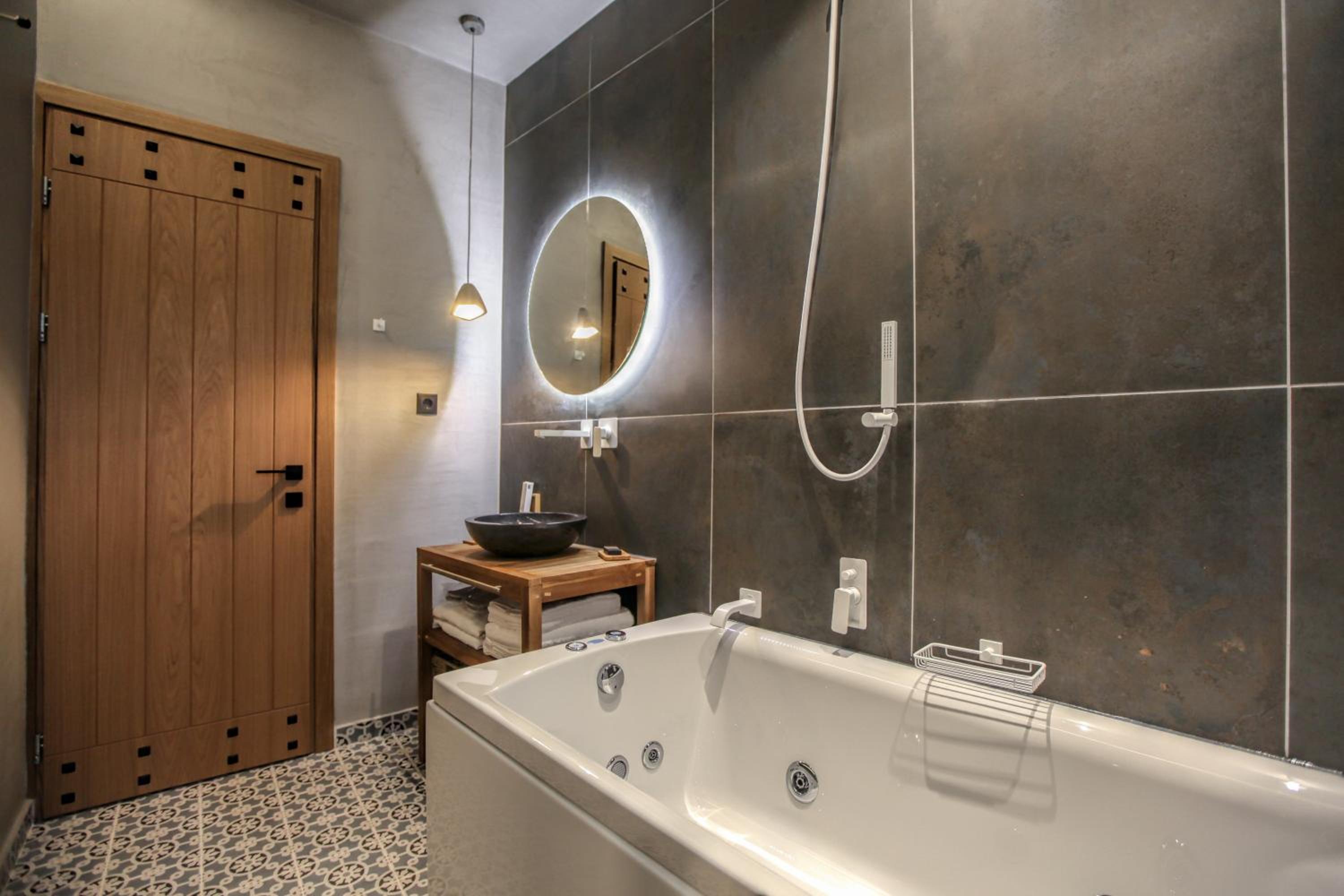 King Suite with Spa Bath - Photo 15
