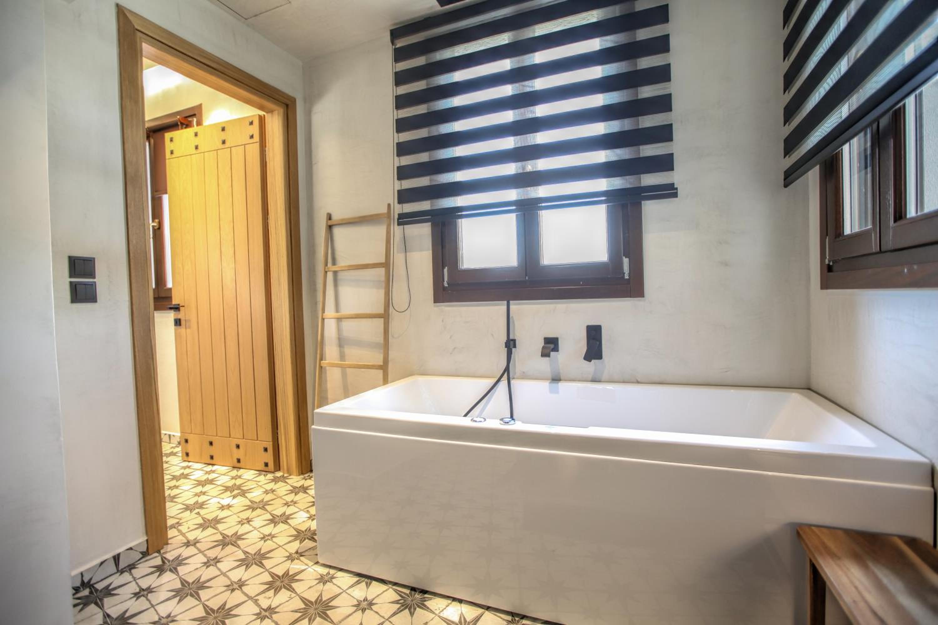 Deluxe Suite with Spa Bath - Photo 8