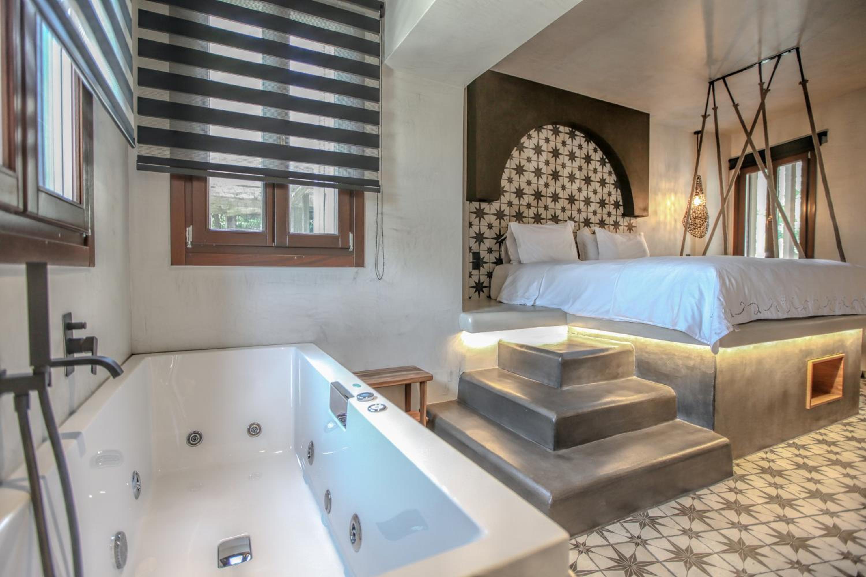 Deluxe Suite with Spa Bath - Photo 9
