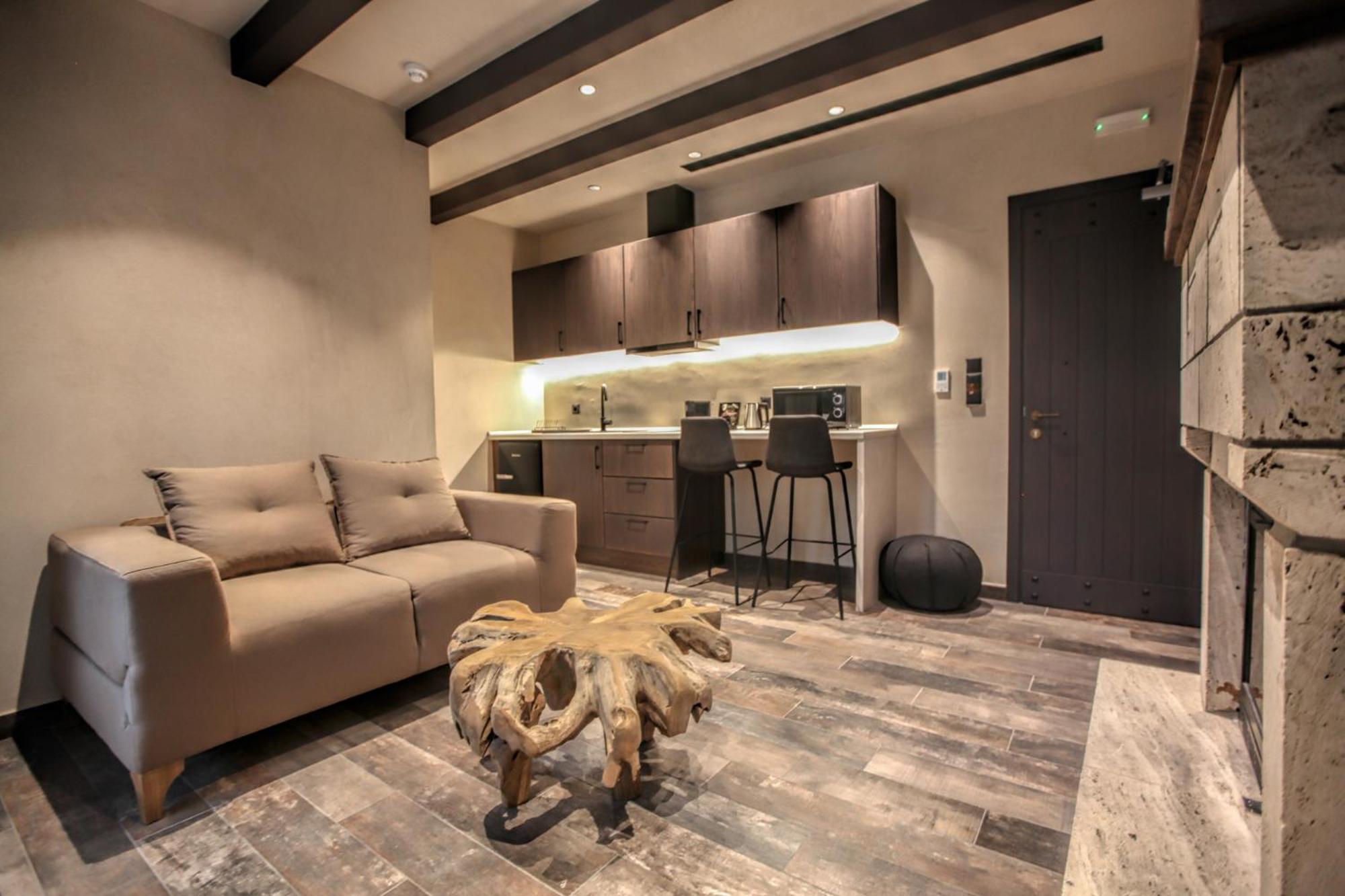 Deluxe King Suite - Photo 15