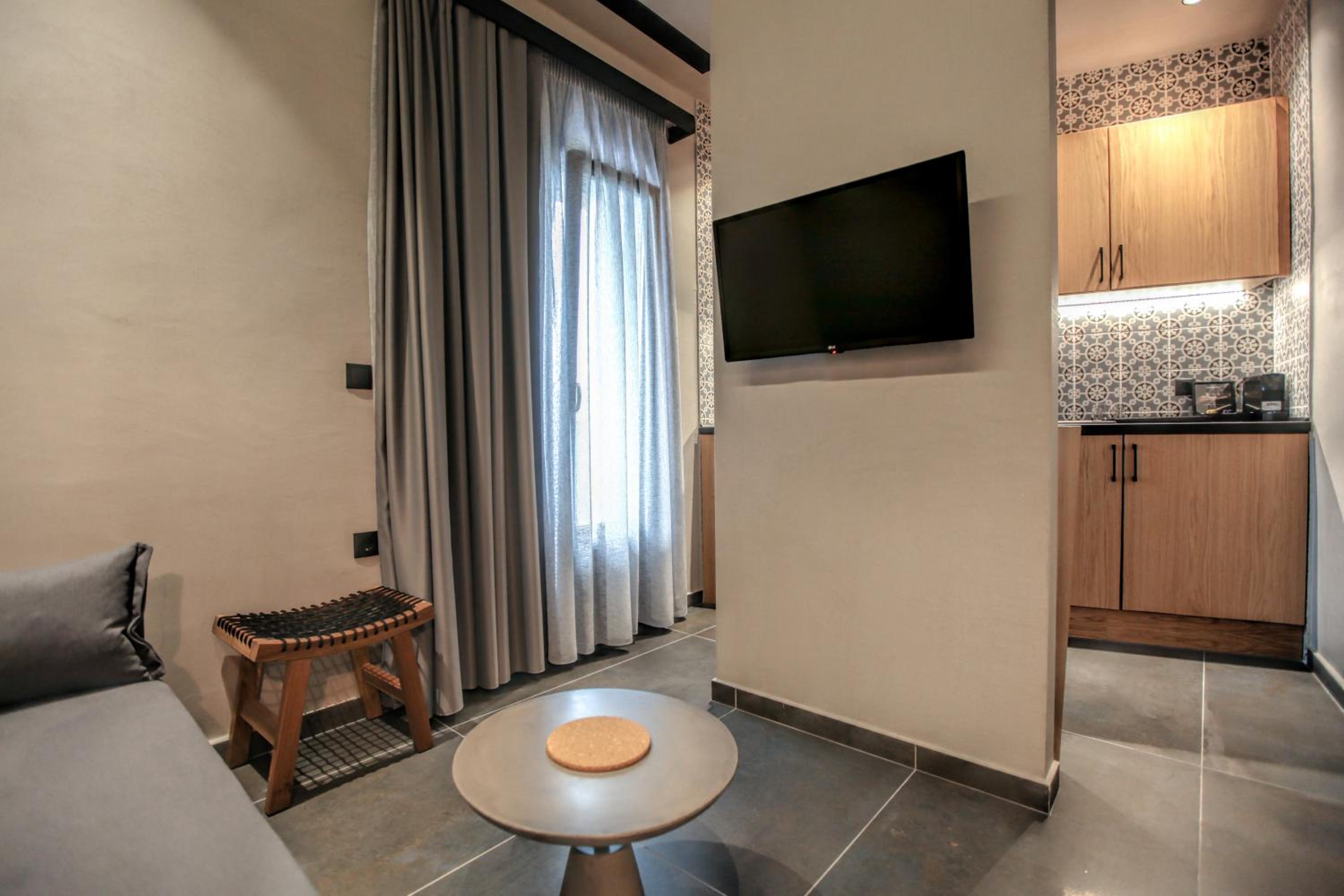 King Suite with Spa Bath - Photo 7