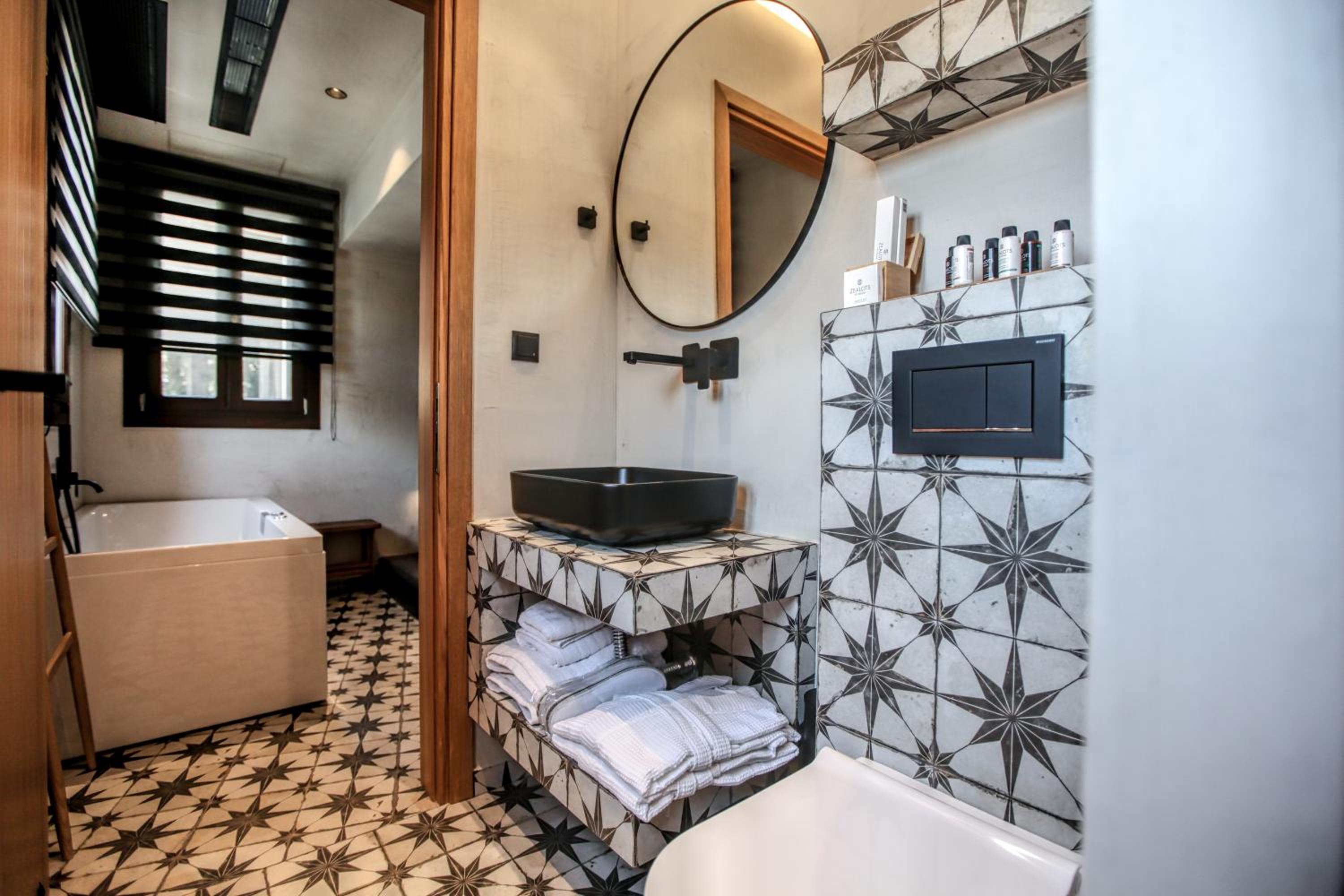 Deluxe Suite with Spa Bath - Photo 11