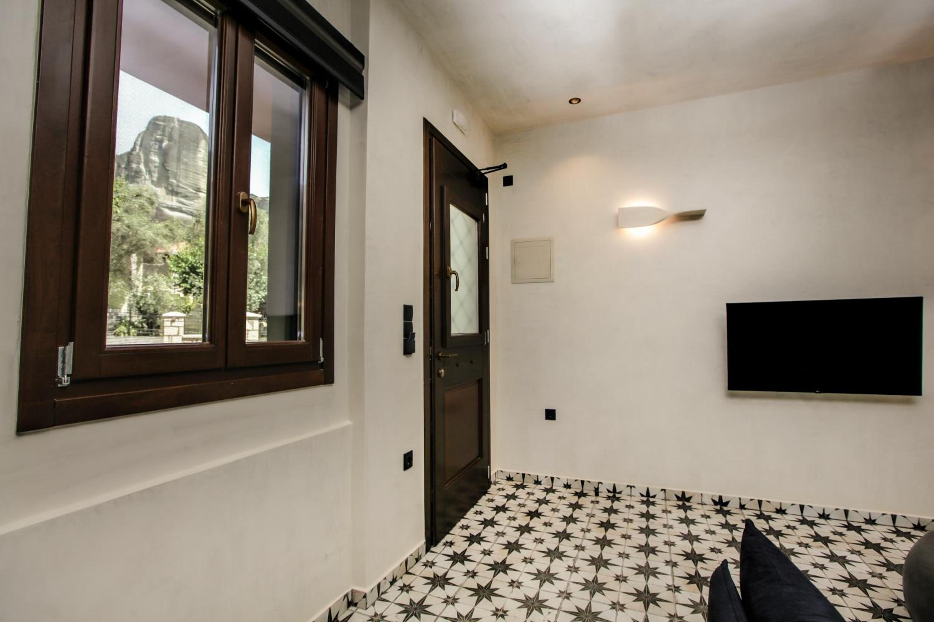 Deluxe Suite with Spa Bath - Photo 12