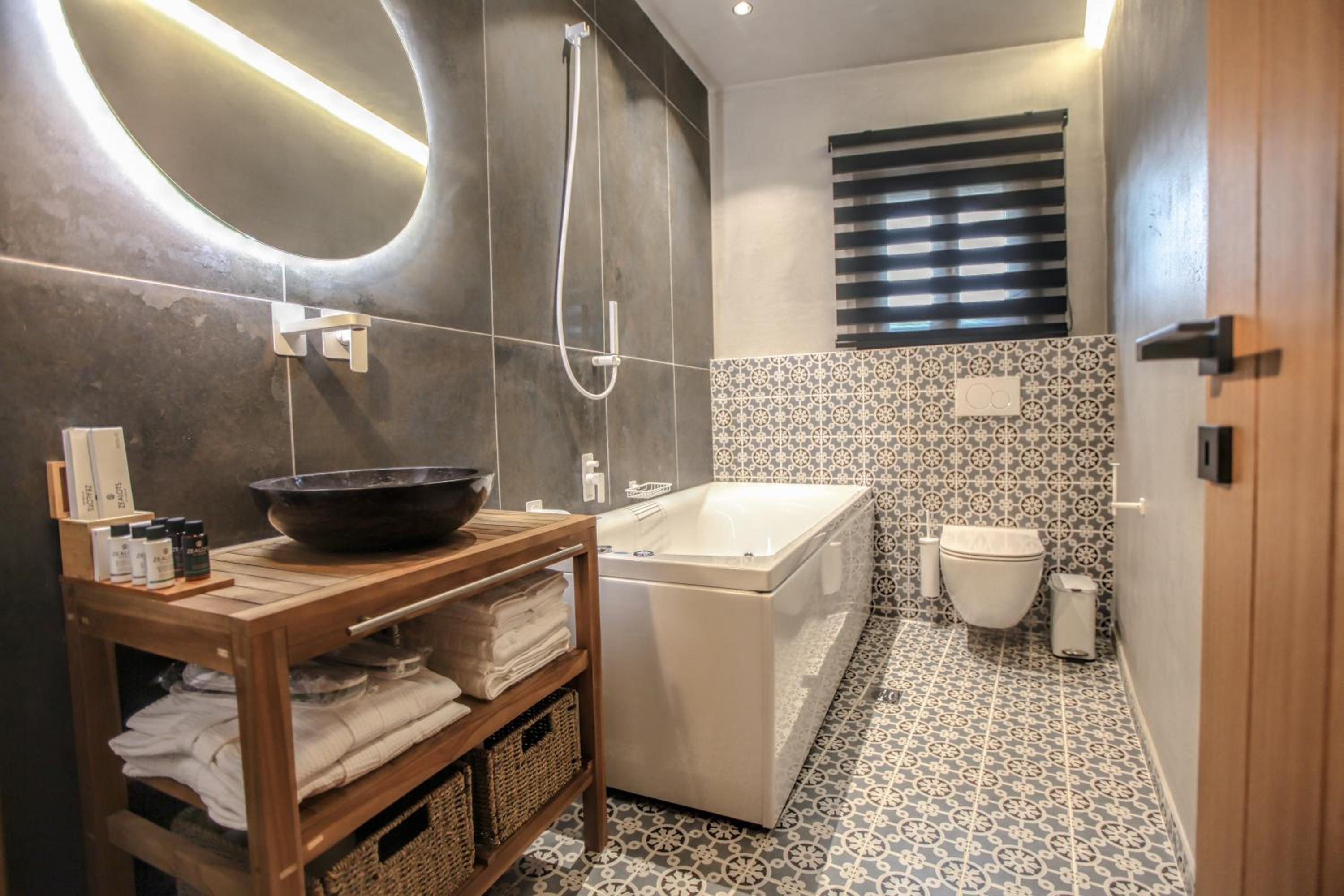 King Suite with Spa Bath - Photo 10