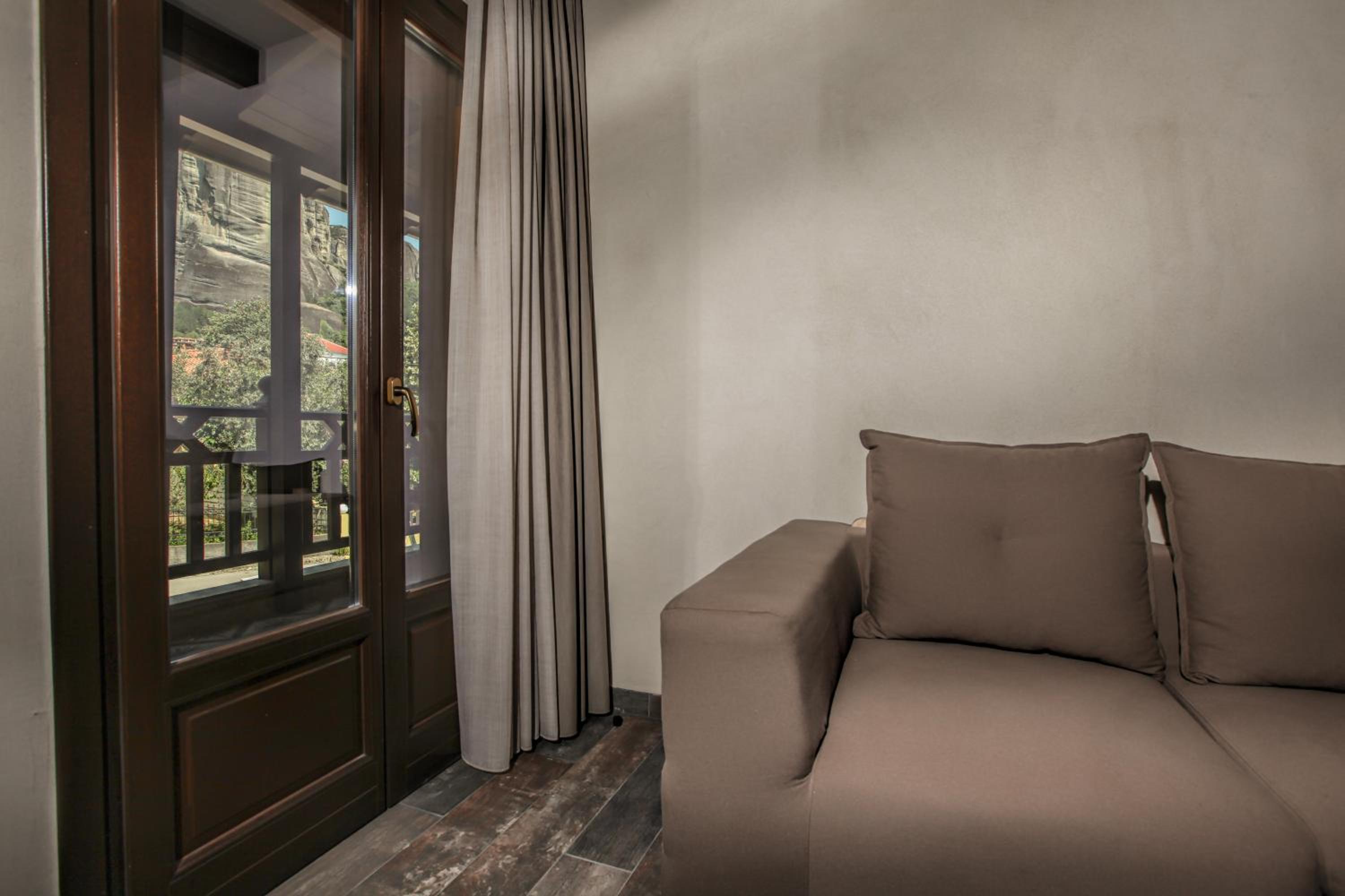 Deluxe King Suite - Photo 14