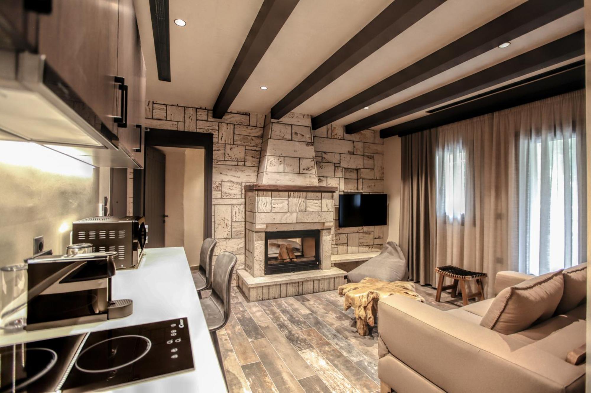 Deluxe King Suite - Photo 13