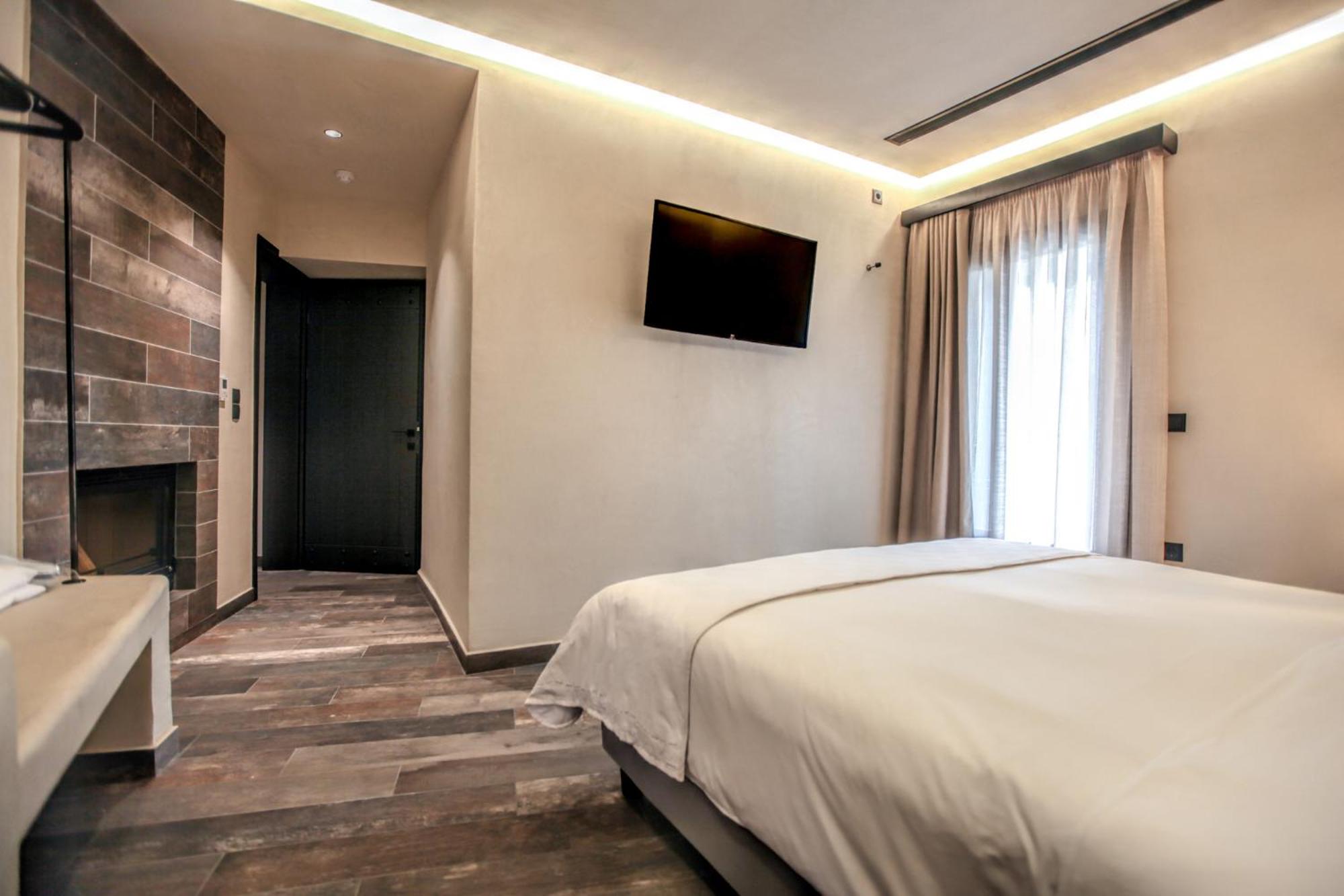 Deluxe King Suite - Photo 12