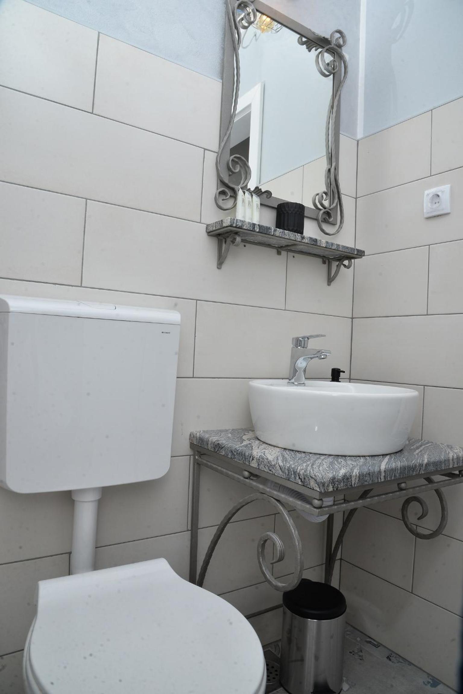 One Bedroom Apartment with Balcony - Photo 3