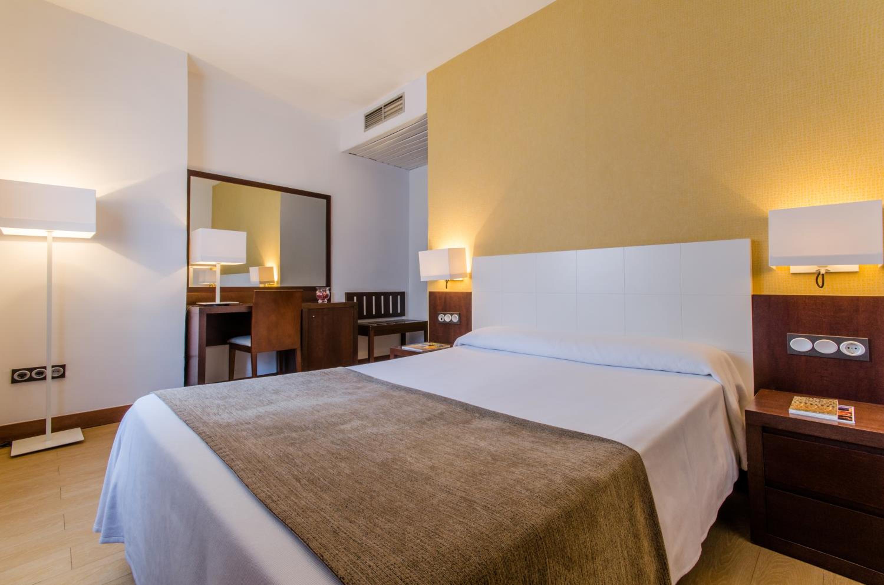 Double or Twin Room - Photo 8