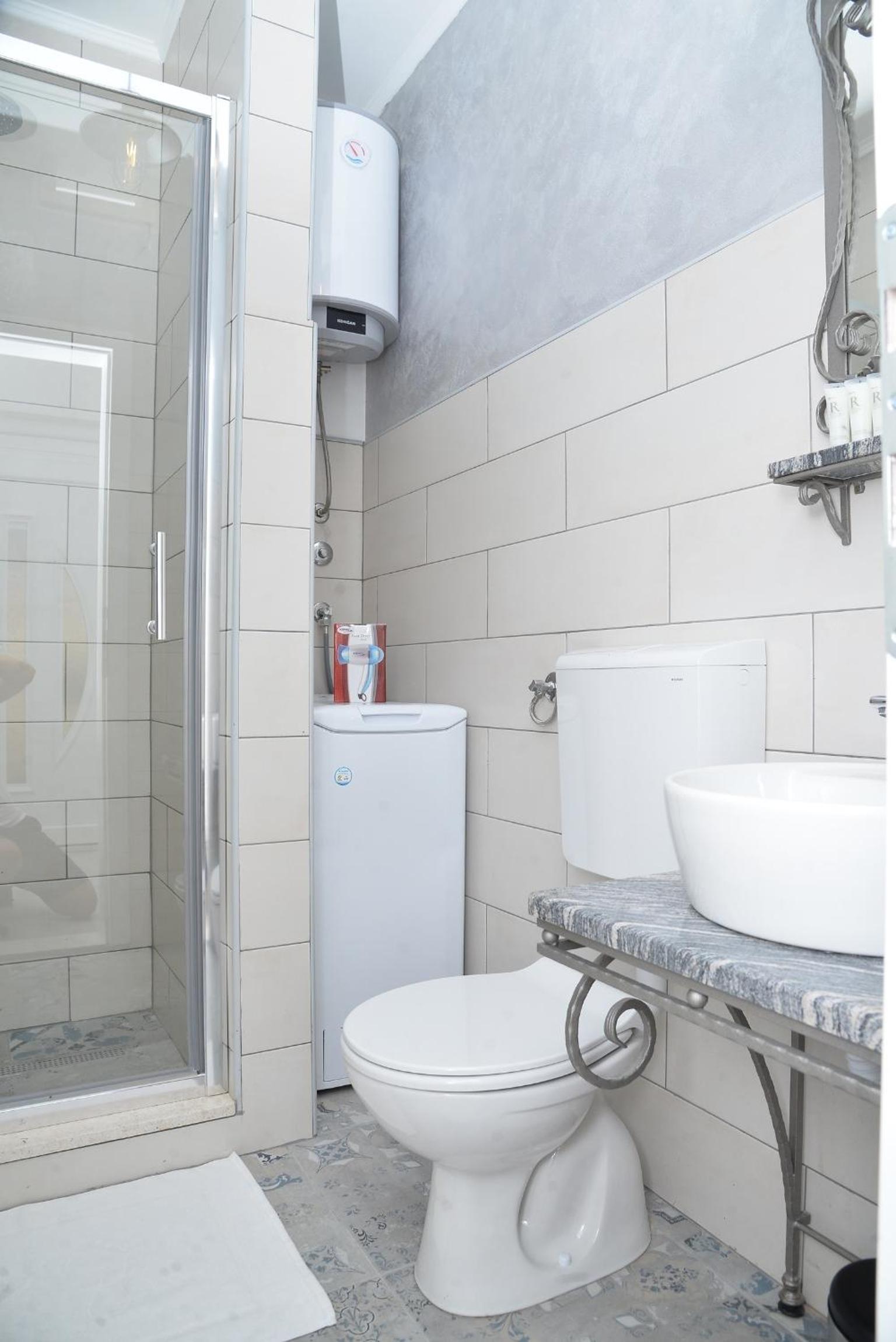 One Bedroom Apartment with Balcony - Photo 10