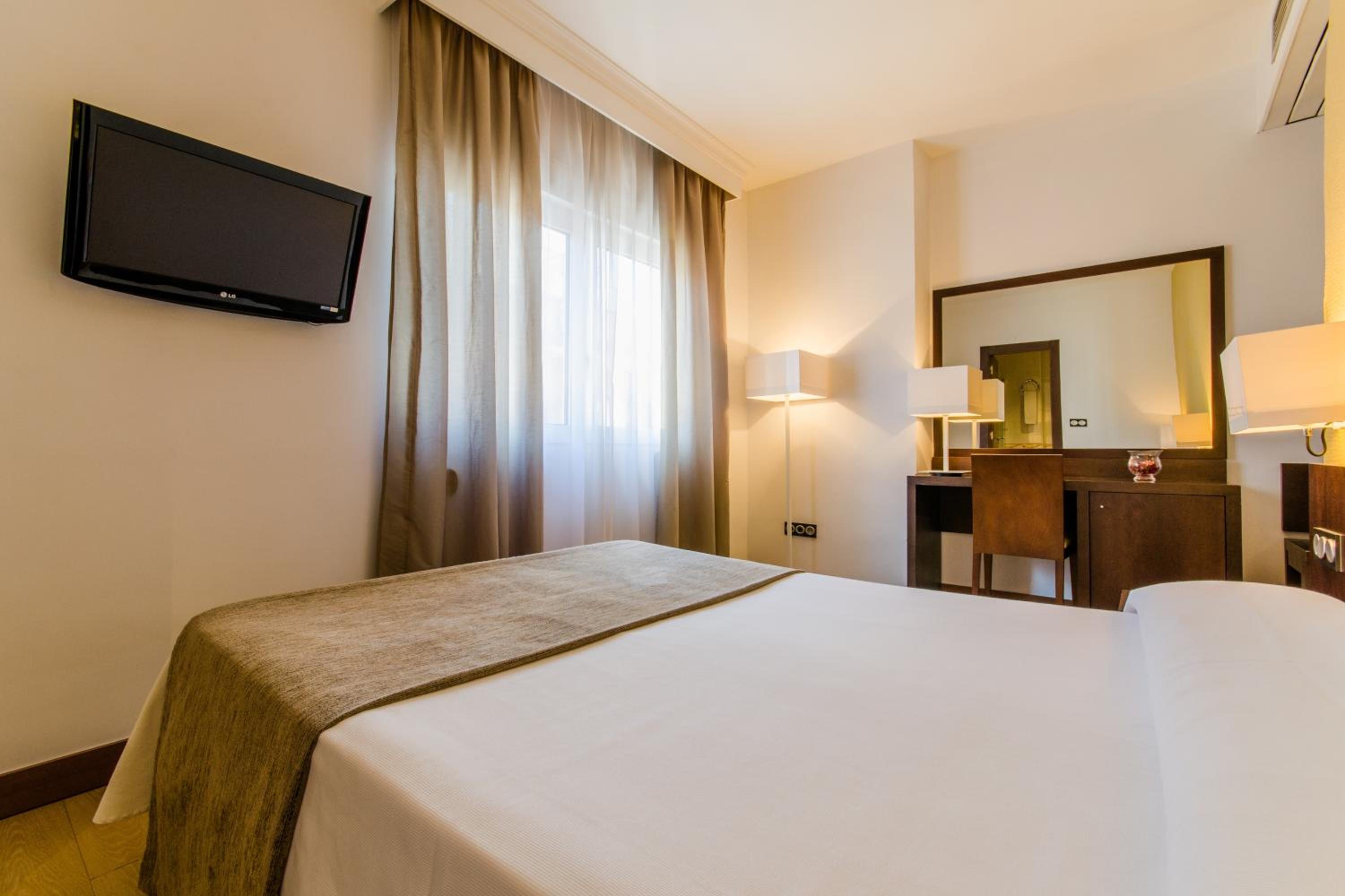 Double or Twin Room - Photo 9
