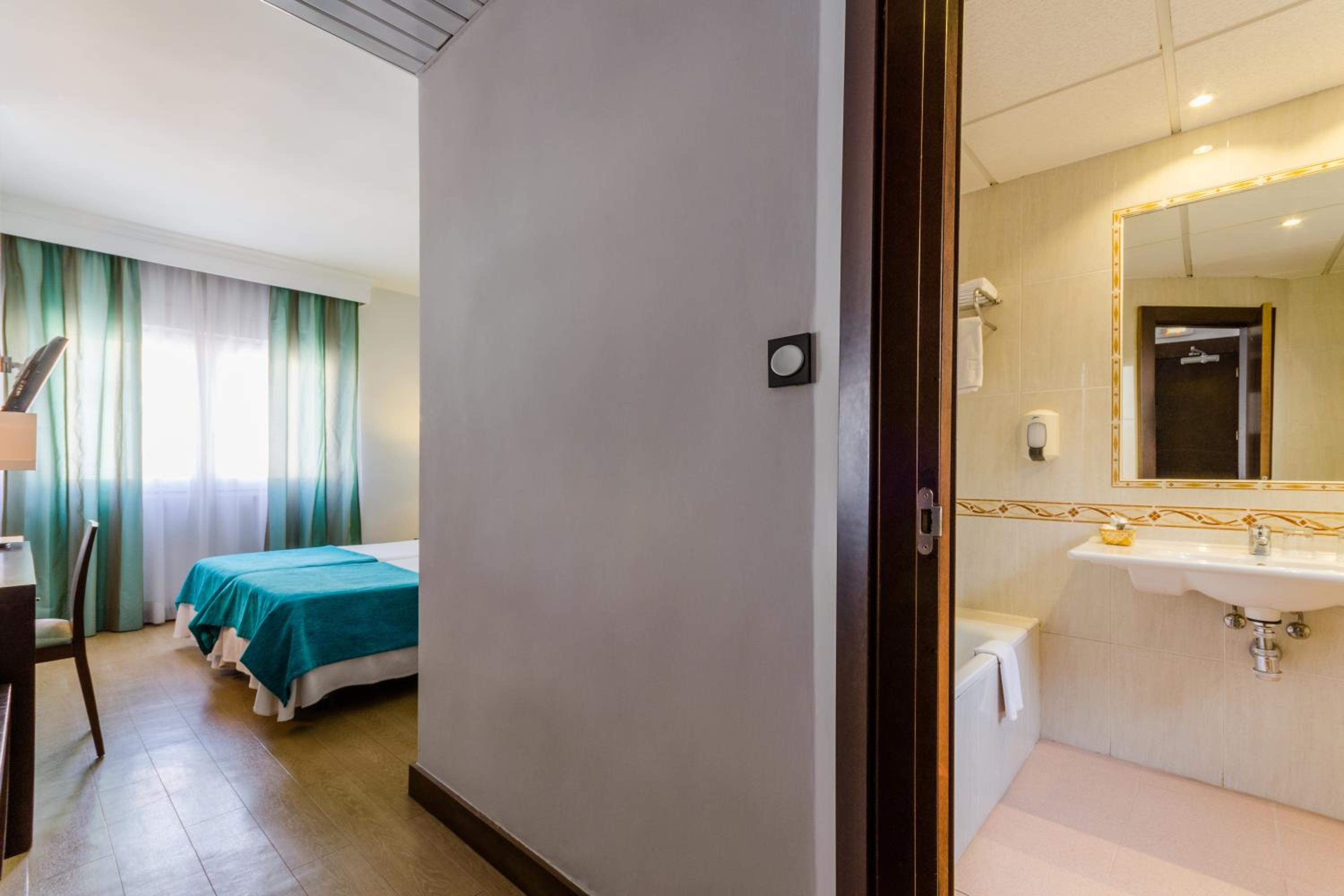 Double or Twin Room - Photo 6