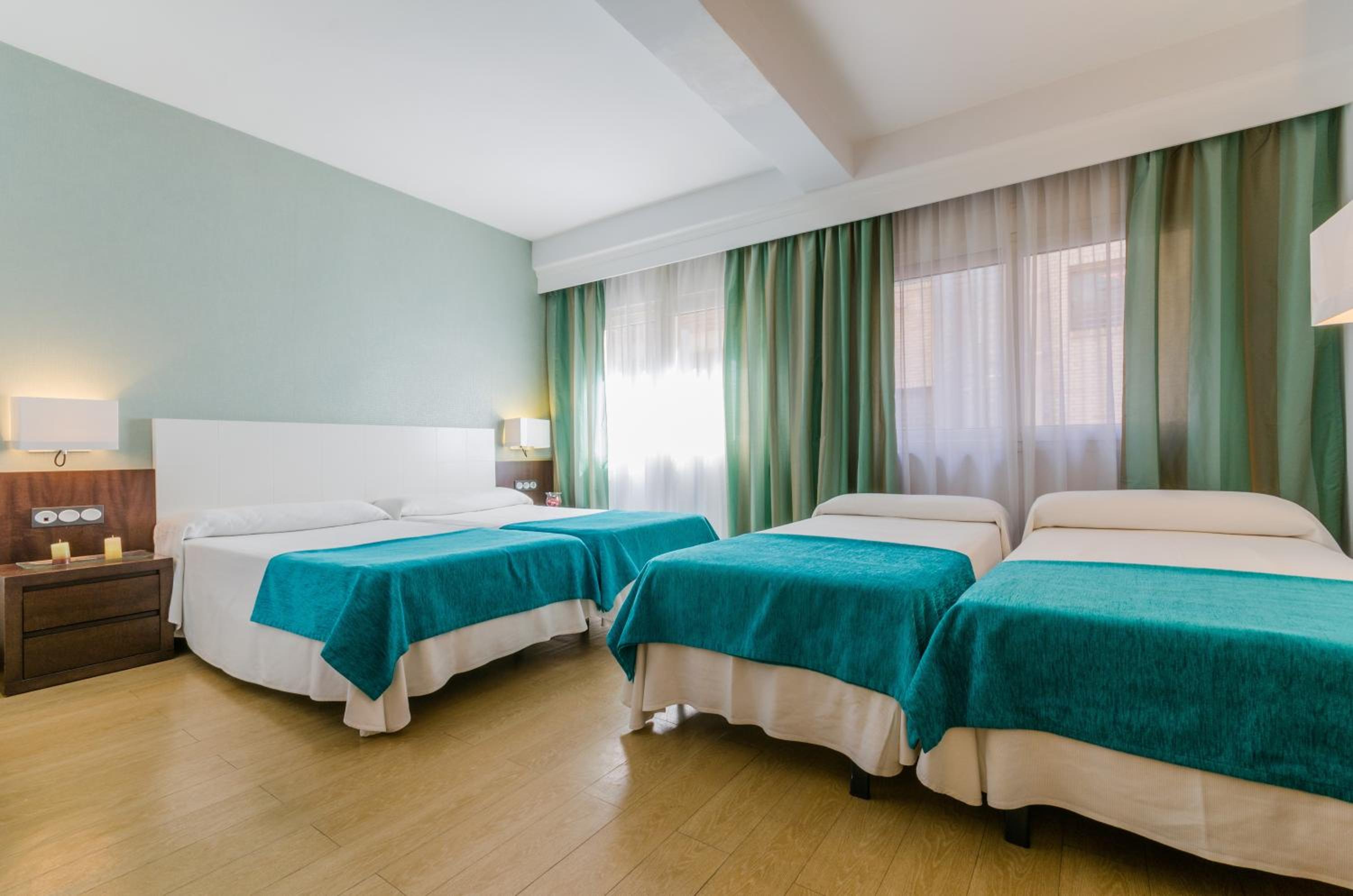 Double Room with 2 Extra Beds - Photo 1
