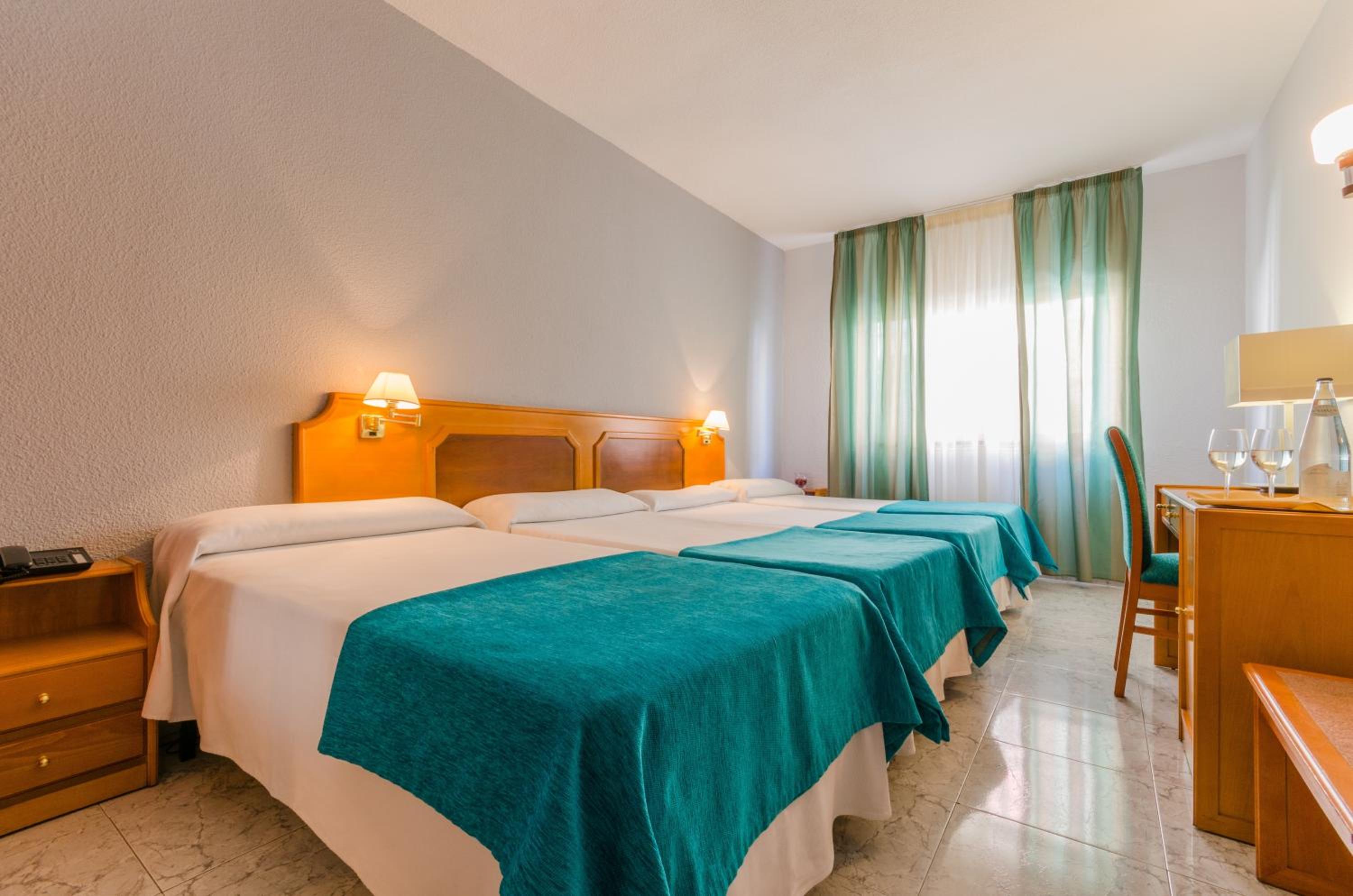 Double Room with 2 Extra Beds - Photo 5
