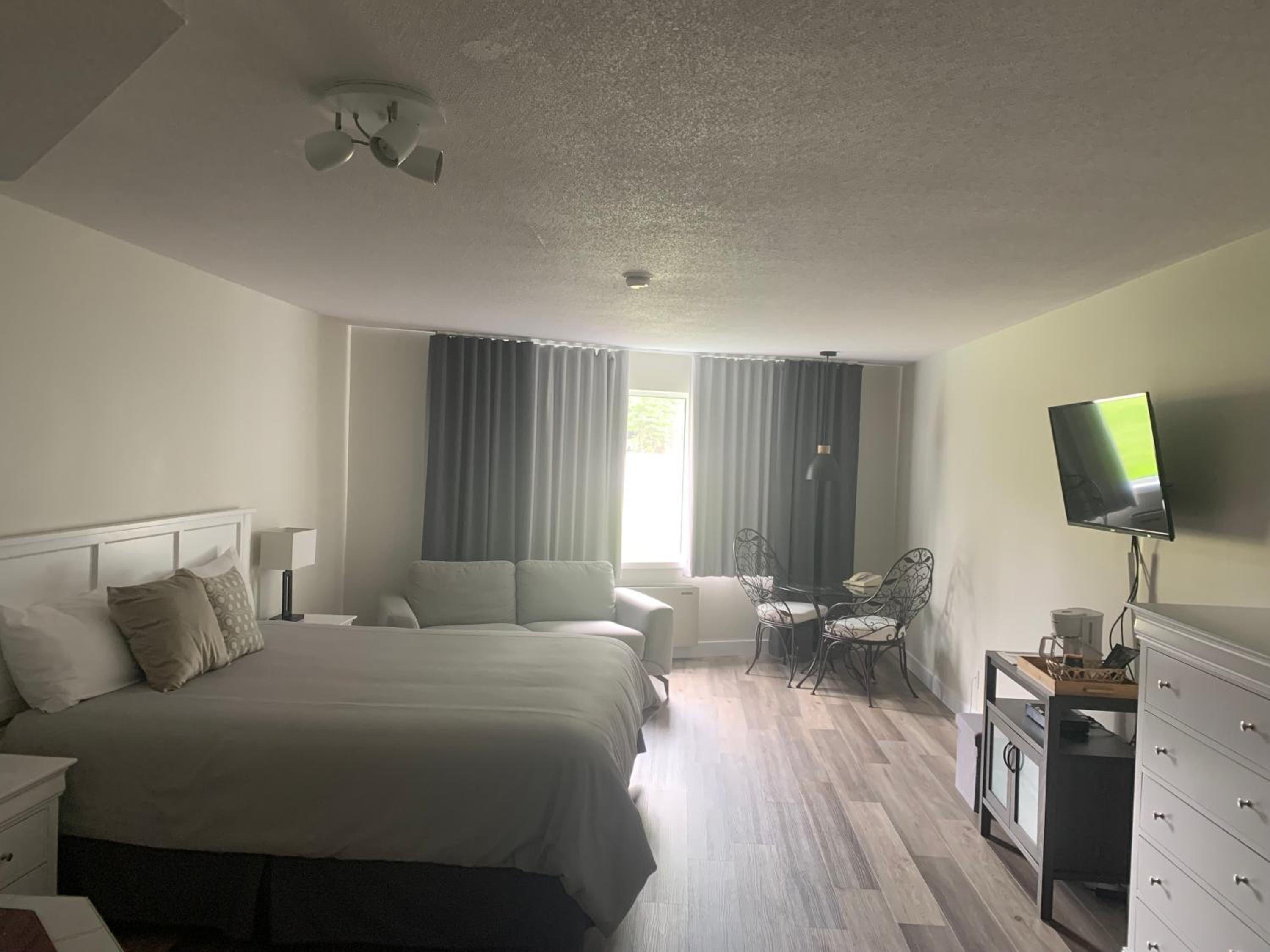 Deluxe Suite - Photo 1