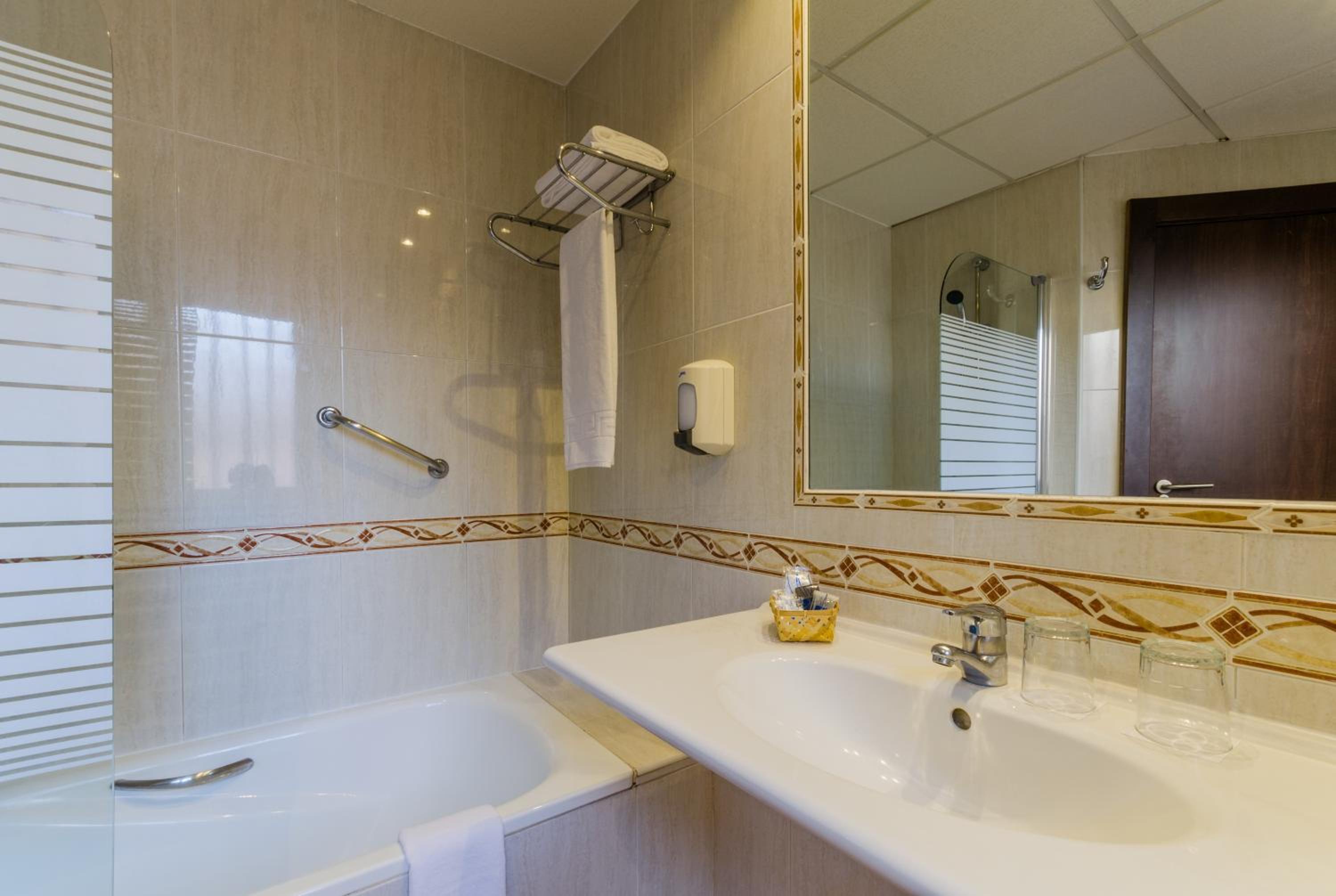 Double Room with 2 Extra Beds - Photo 4