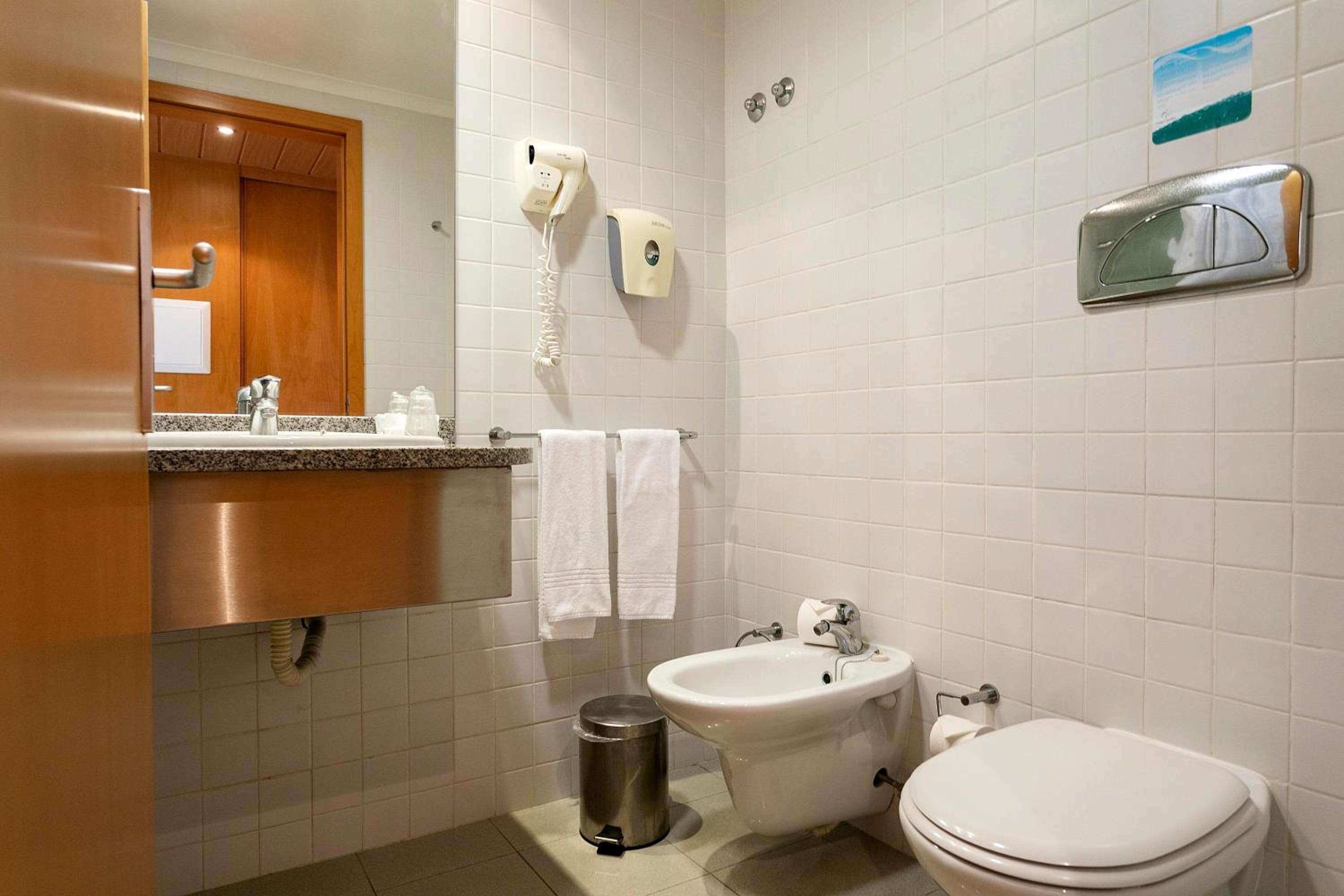Double or Twin Room - Photo 10
