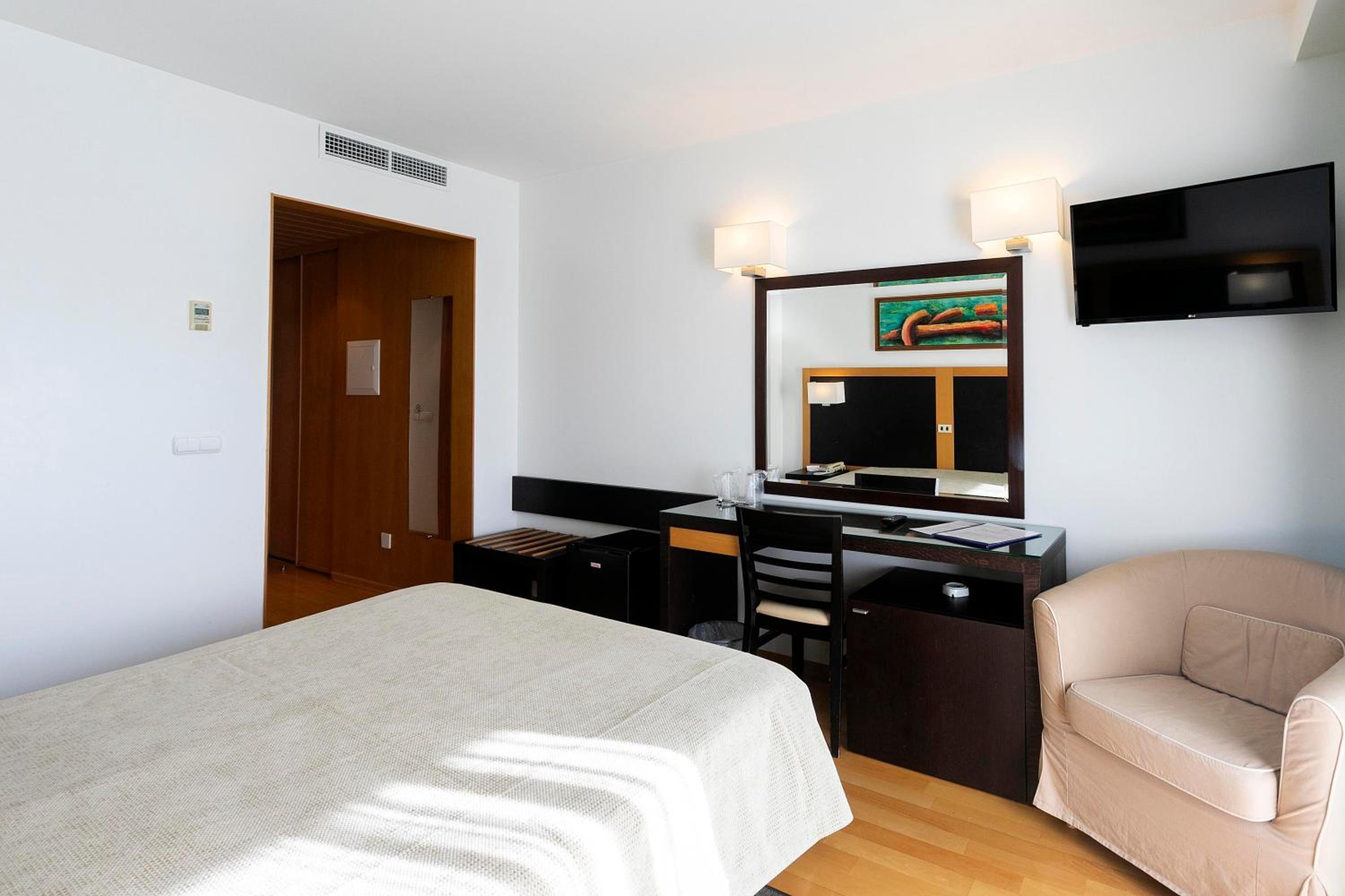 Double or Twin Room - Photo 8