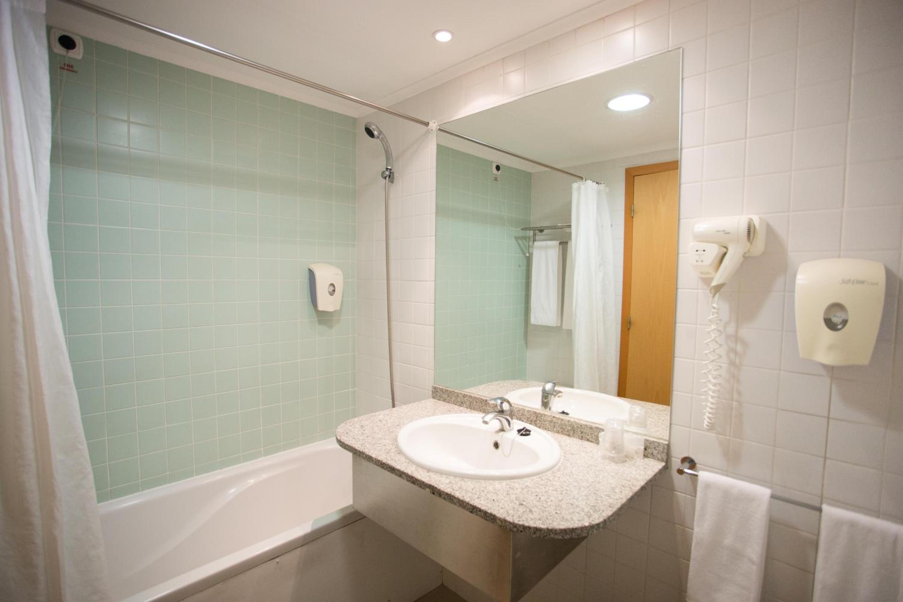 Double or Twin Room - Photo 11
