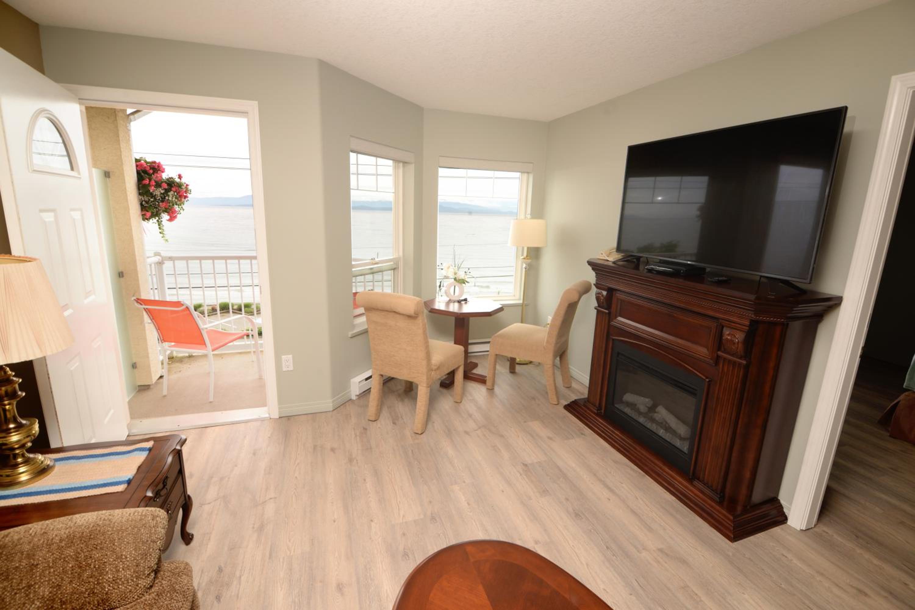 Deluxe Queen Suite - One Queen Bed with Two Private Balconies and OCEAN VIEW photo 3