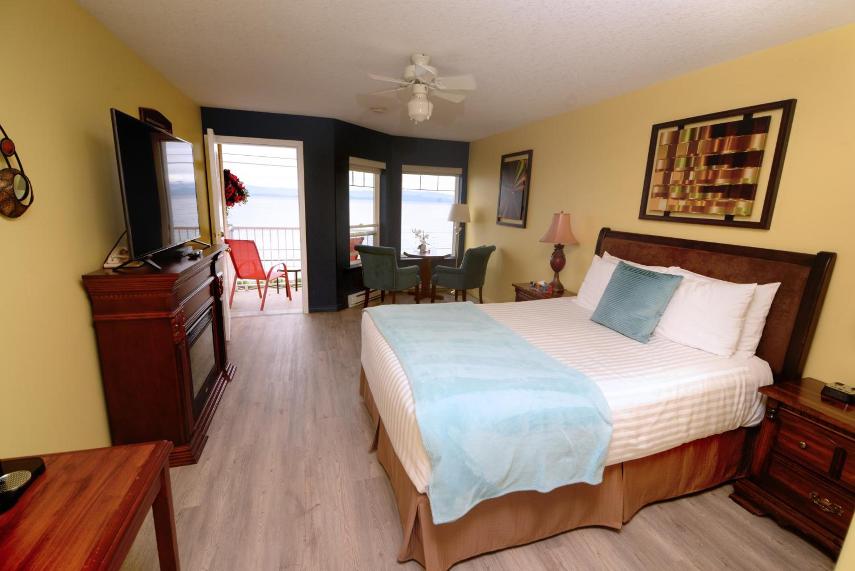 One Queen with Kitchenette OCEAN VIEW and PRIVATE BALCONY photo 1