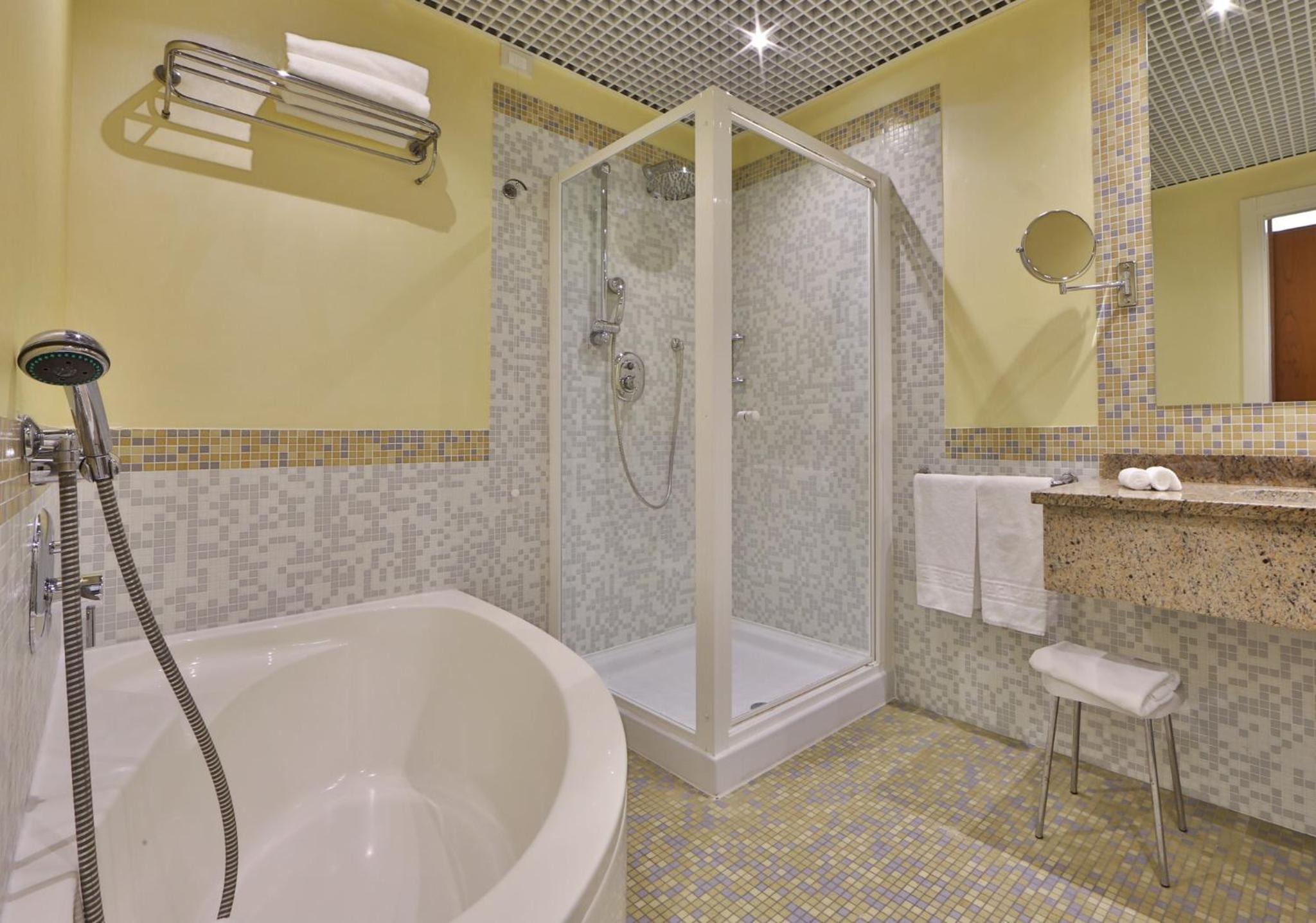 Premium King Room - Photo 8