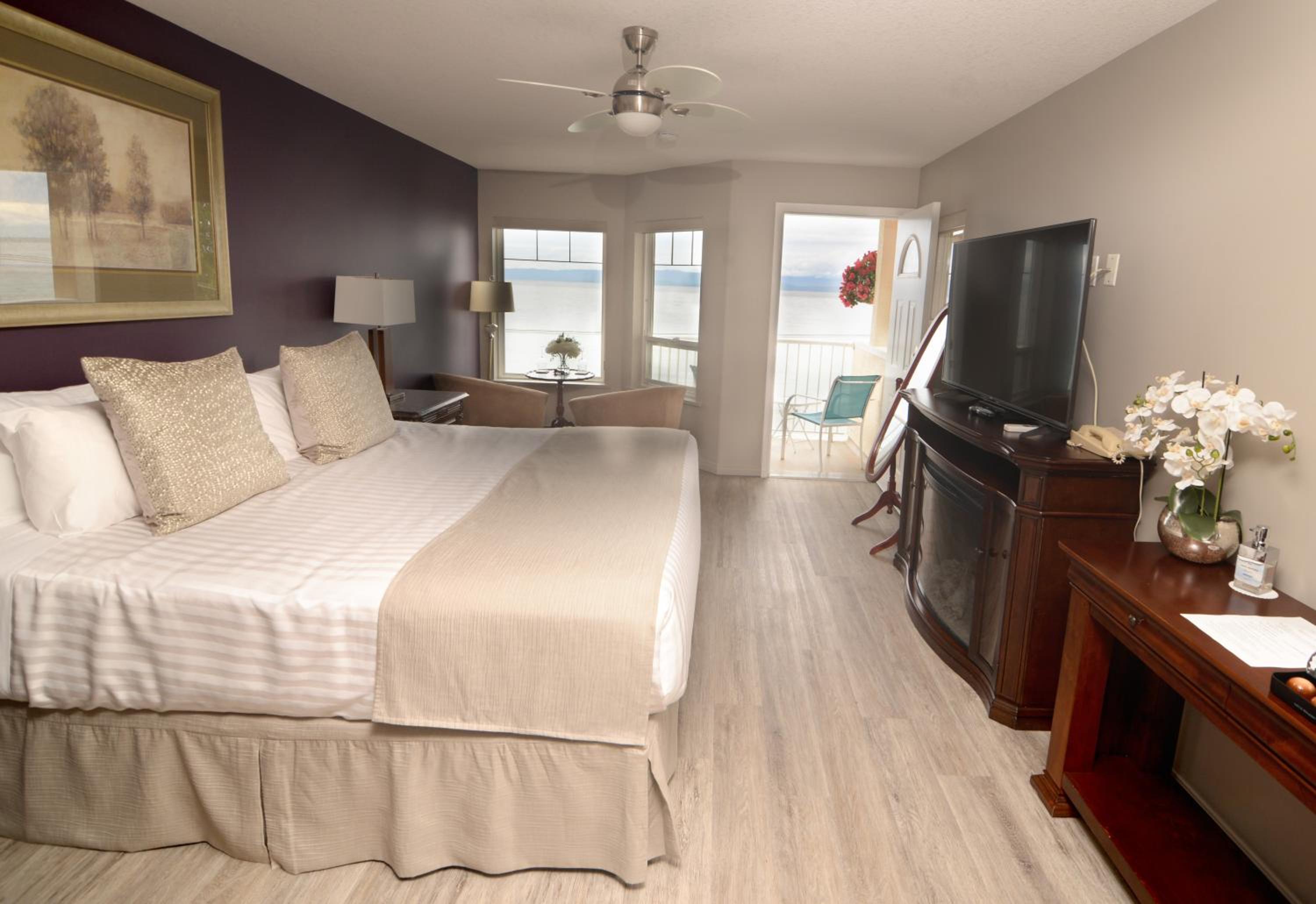 Deluxe King Room - One King Bed with Private Balcony and OCEAN VIEW photo 1