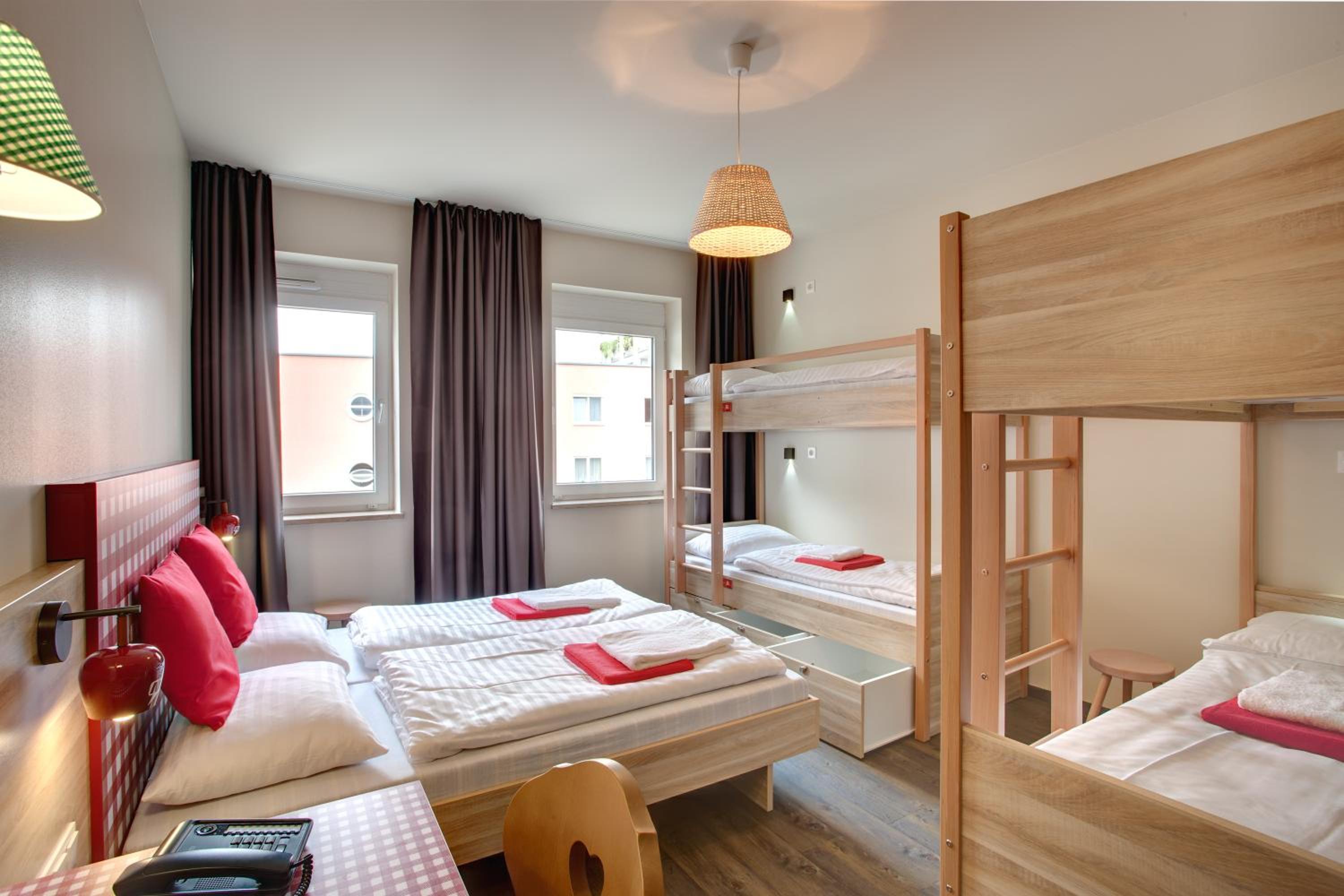 6-Bed Room photo 3