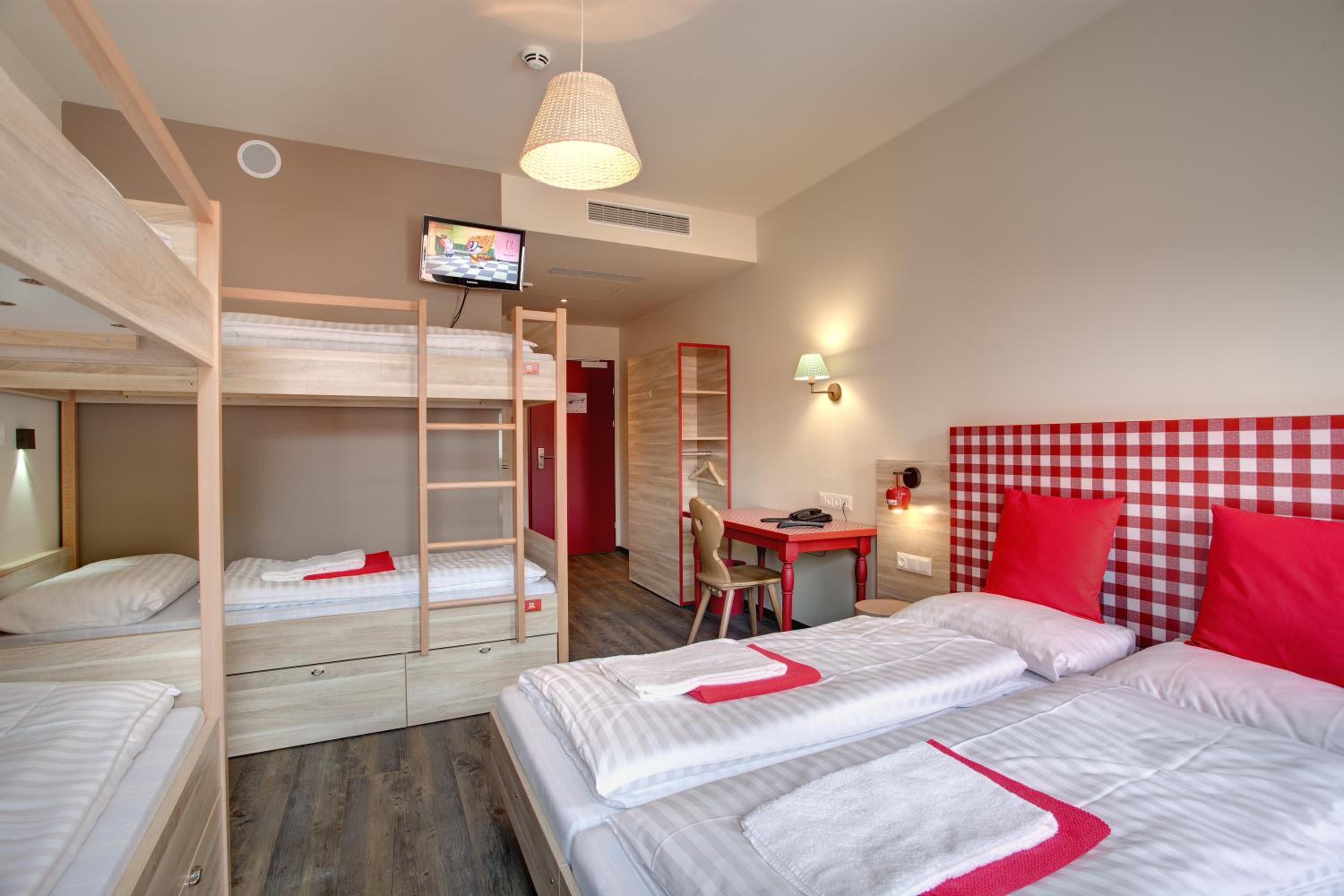 6-Bed Room photo 2