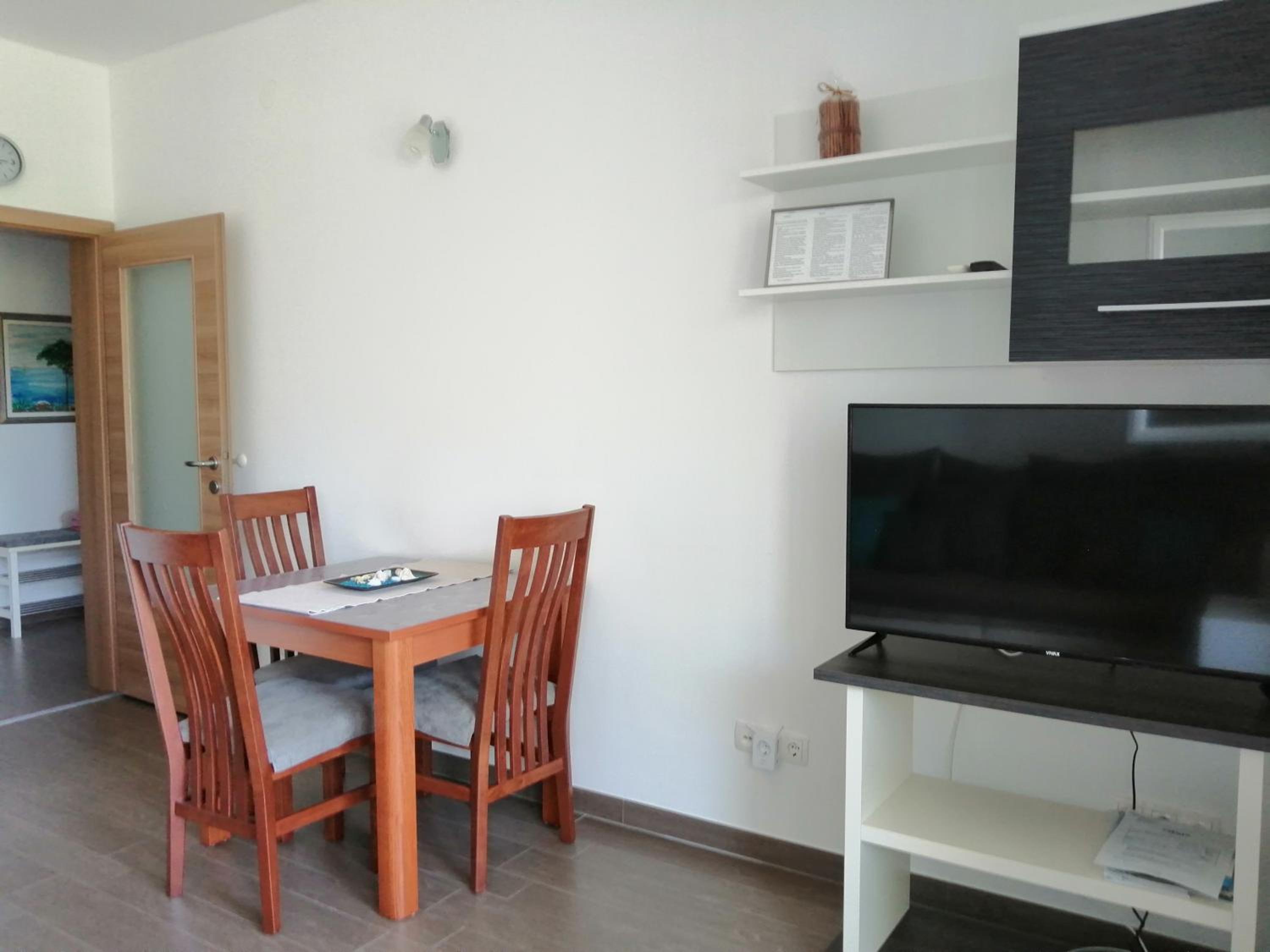 Apartment with Balcony - Photo 3