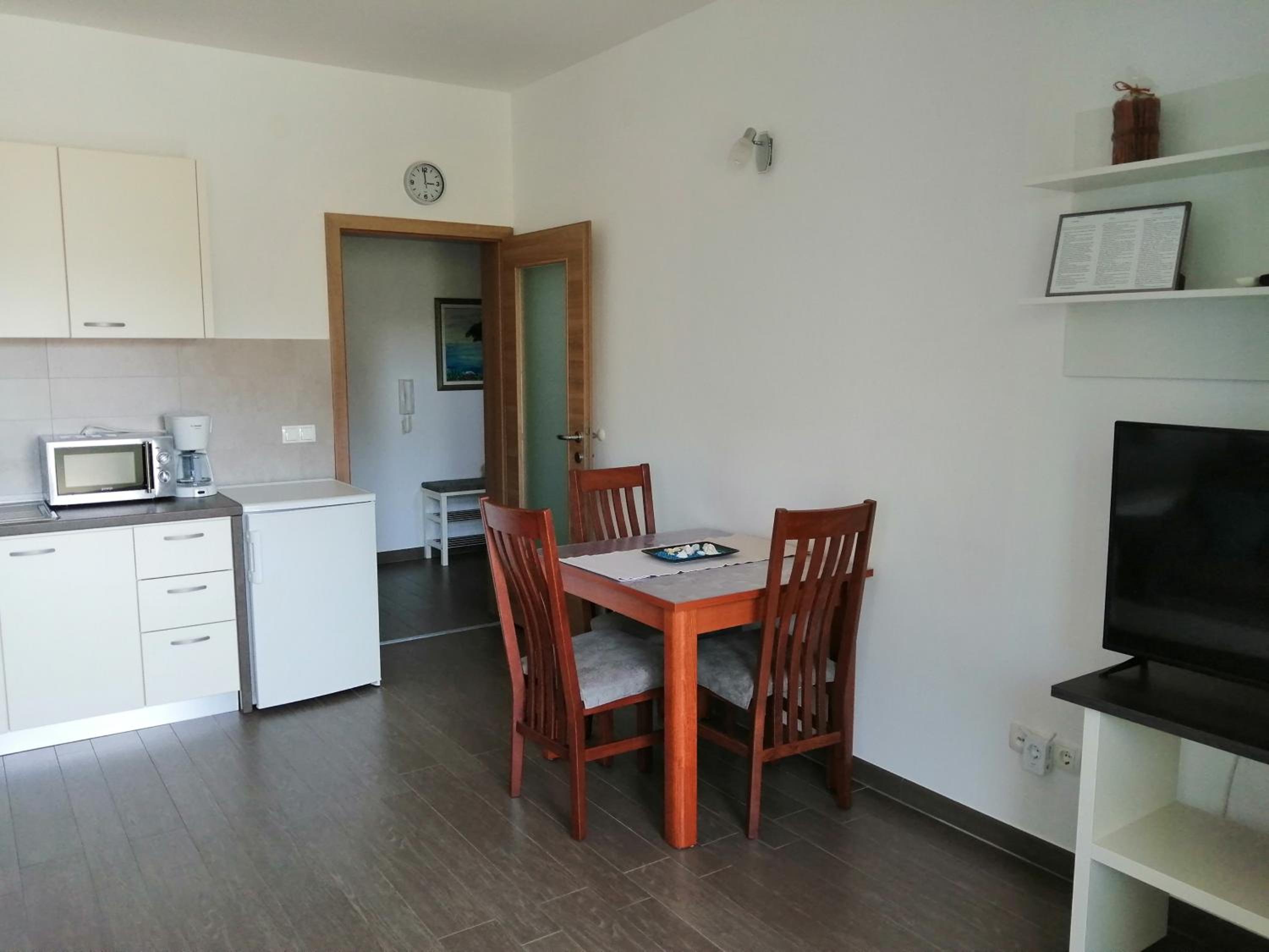Apartment with Balcony - Photo 4