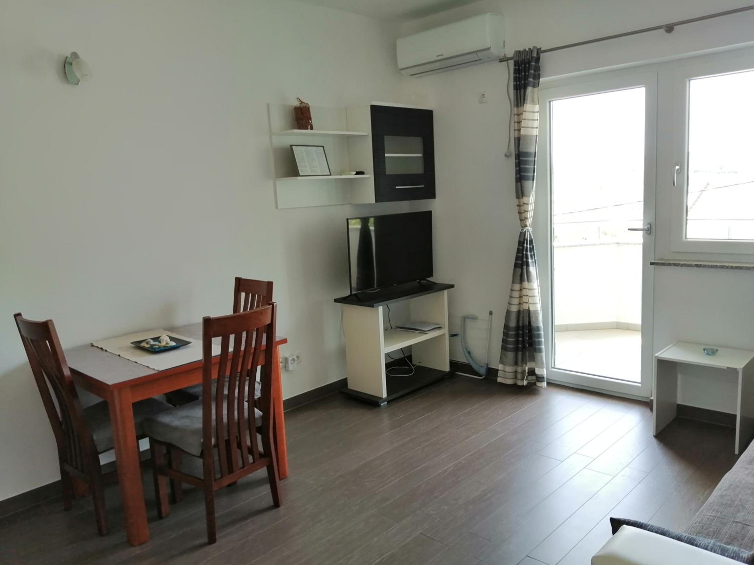 Apartment with Balcony - Photo 5