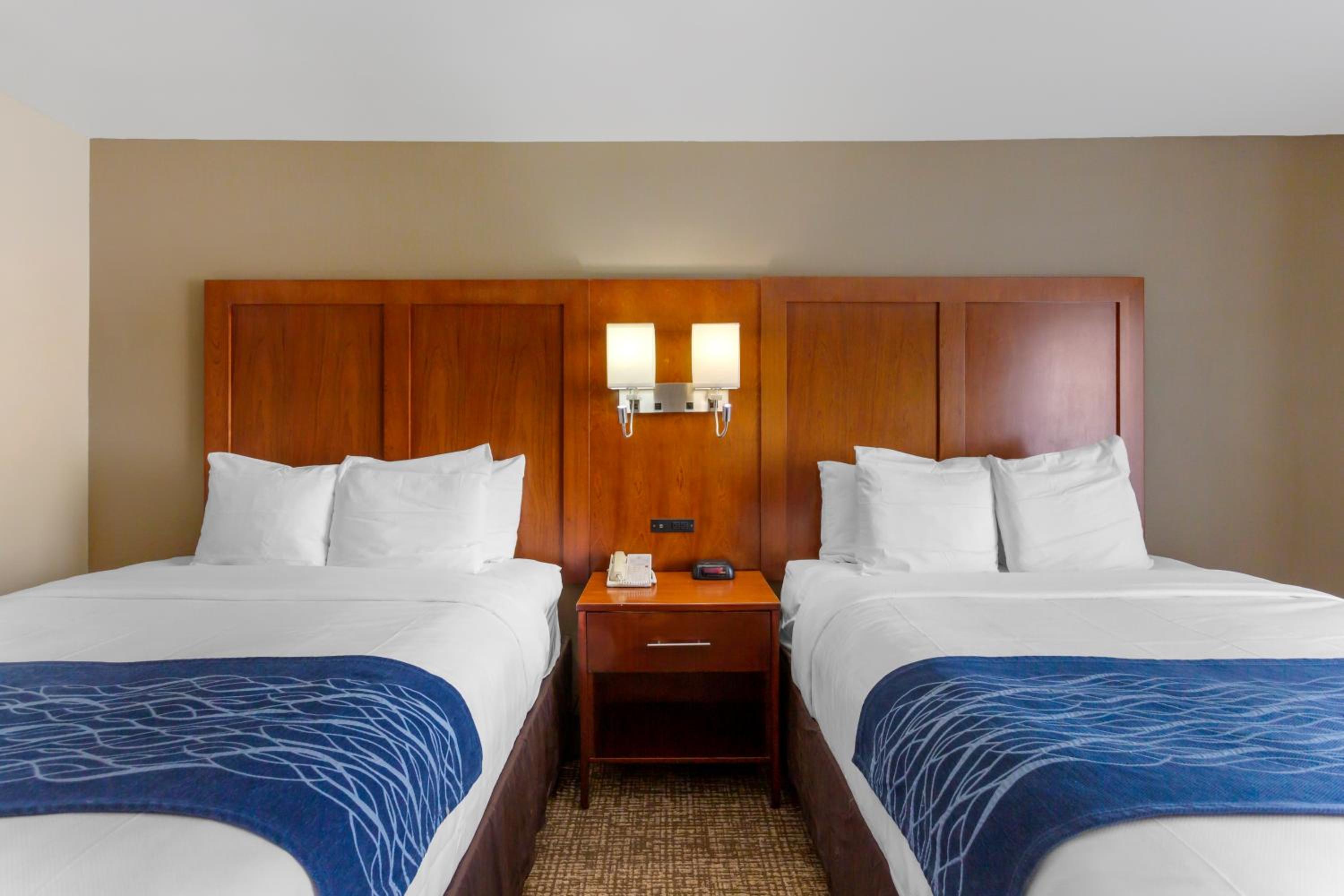 Queen Room with Two Queen Beds - Non-Smoking photo 2