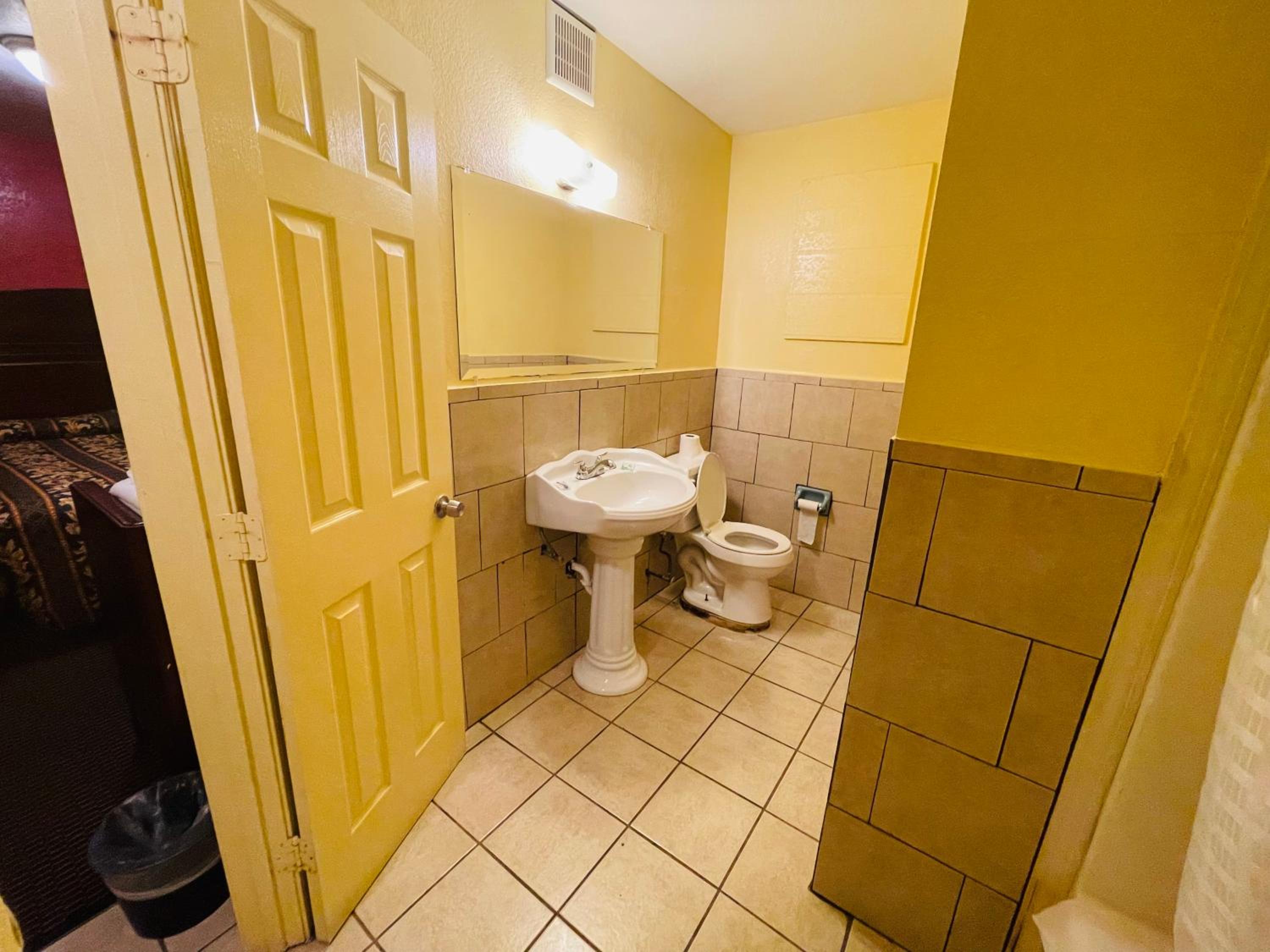Deluxe King Room - Photo 7