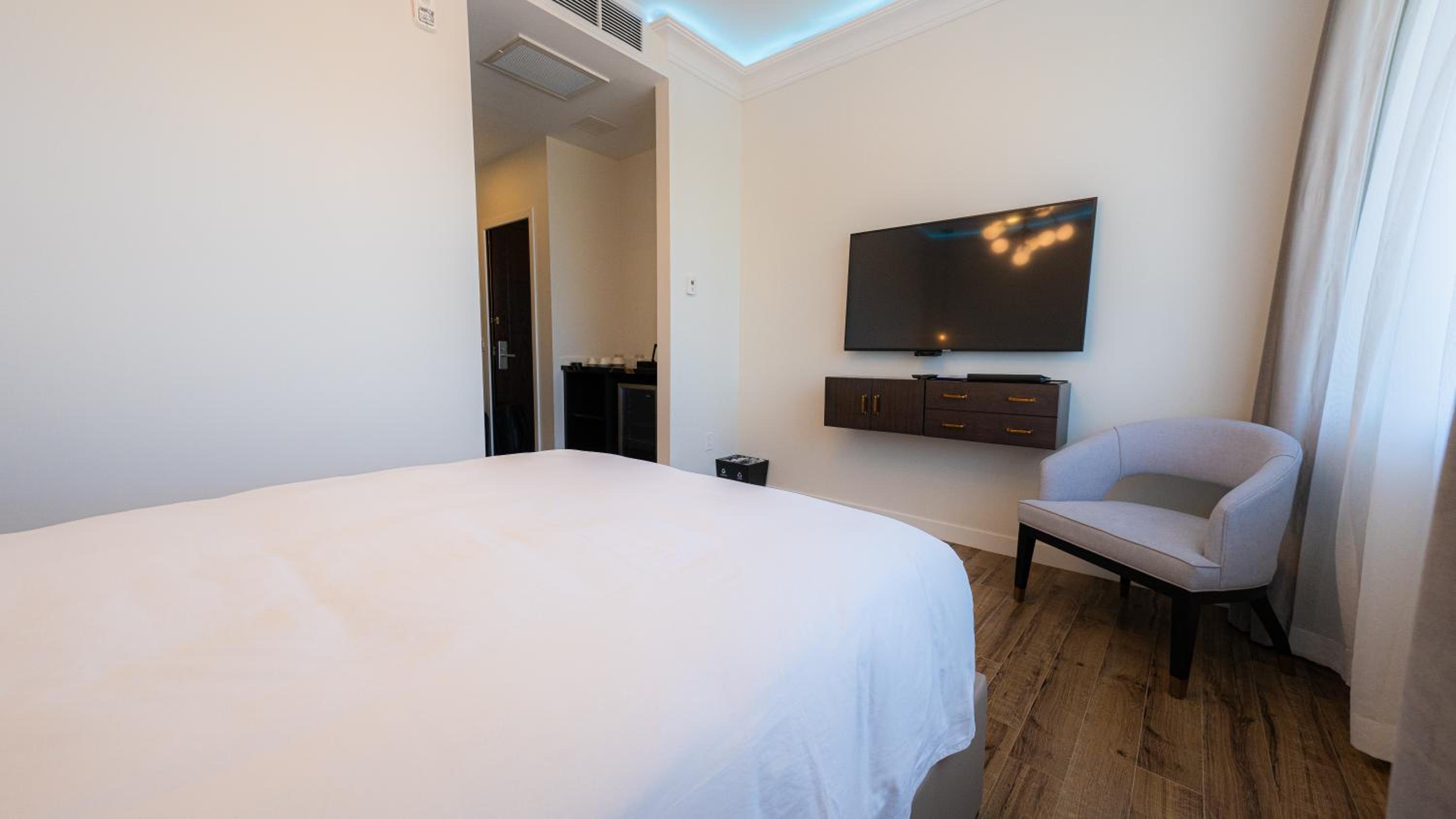 Deluxe Queen Room