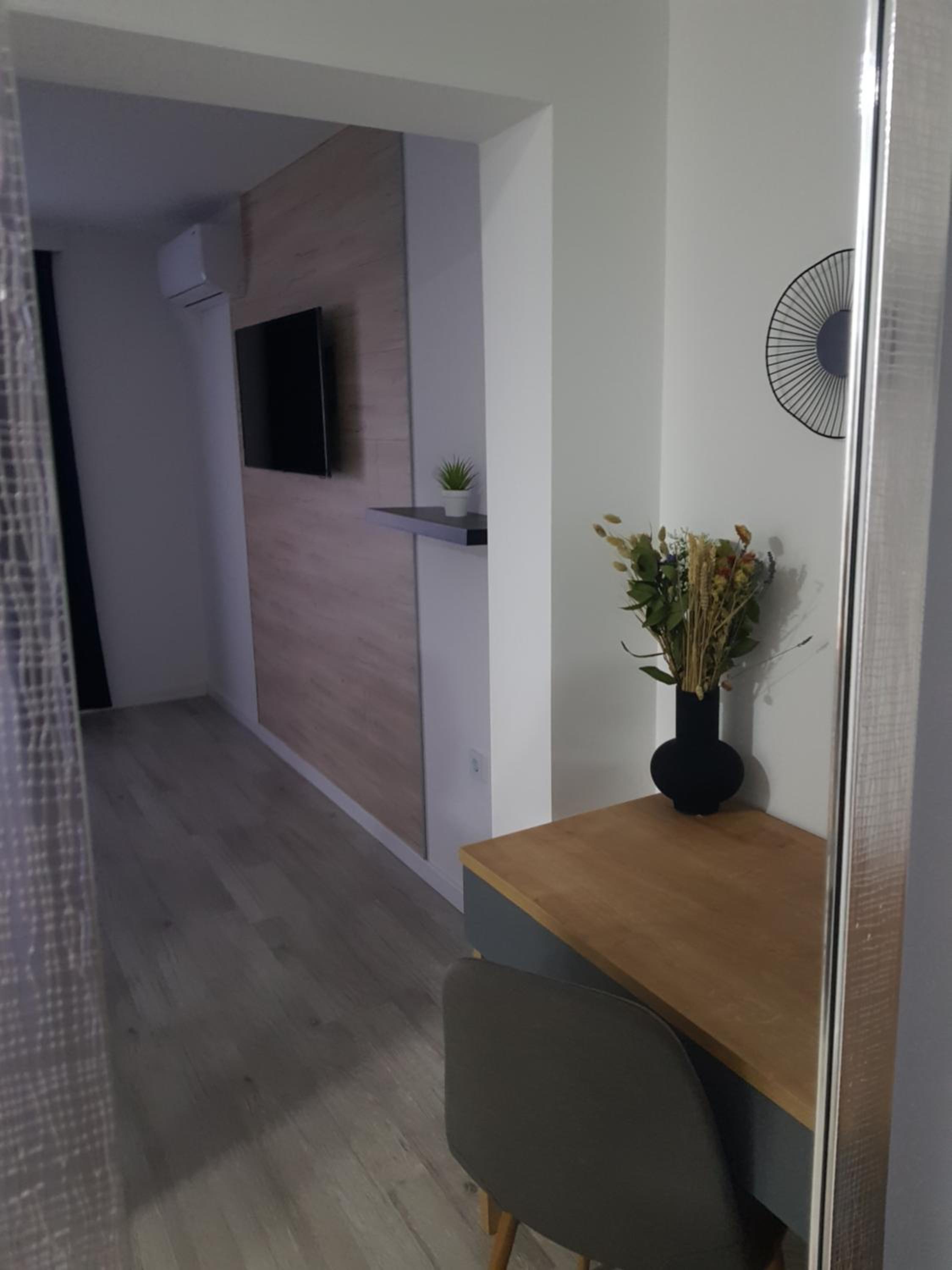 Deluxe Double Room with Balcony - Photo 9