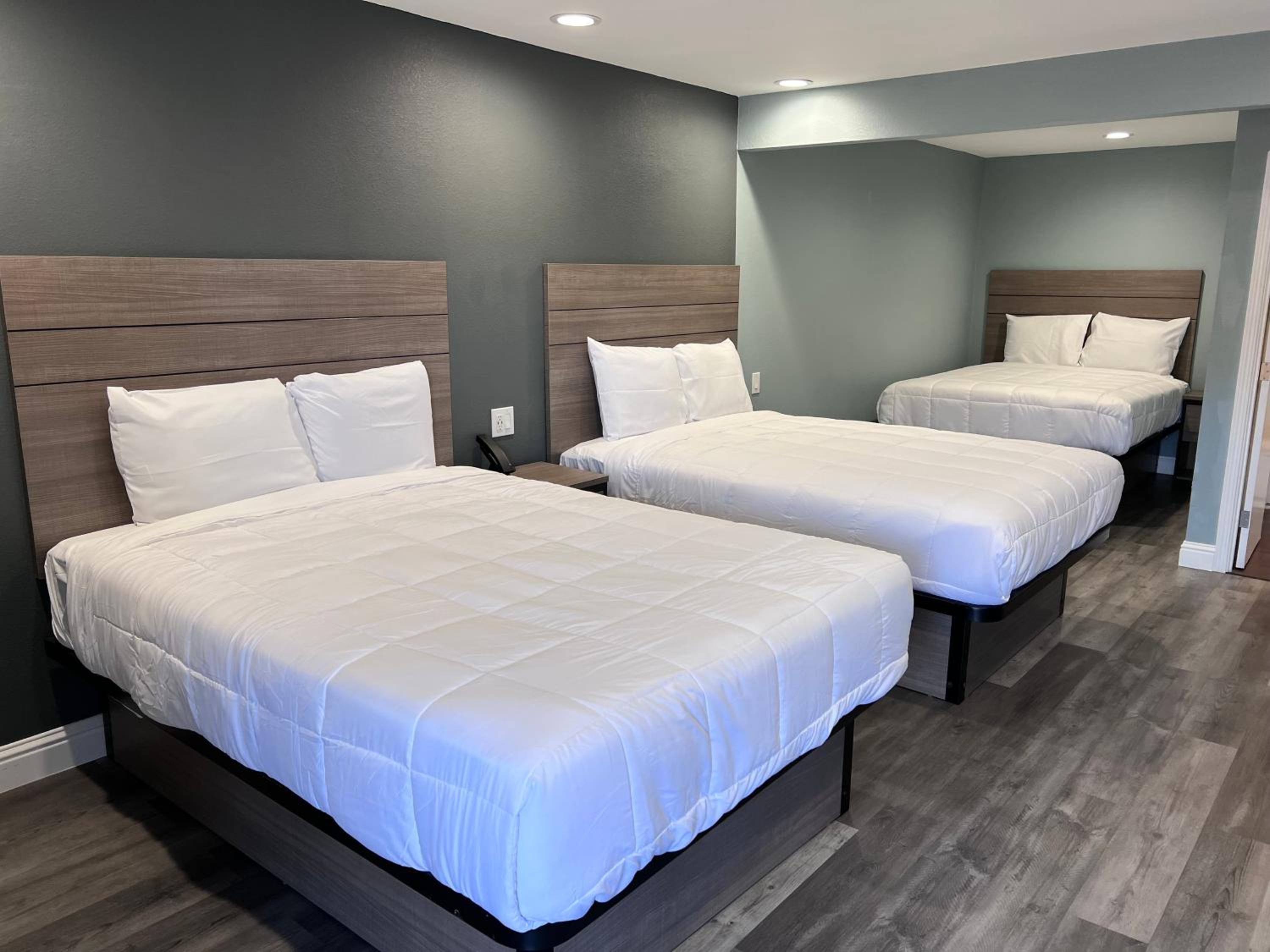 Superior Triple Room photo 2