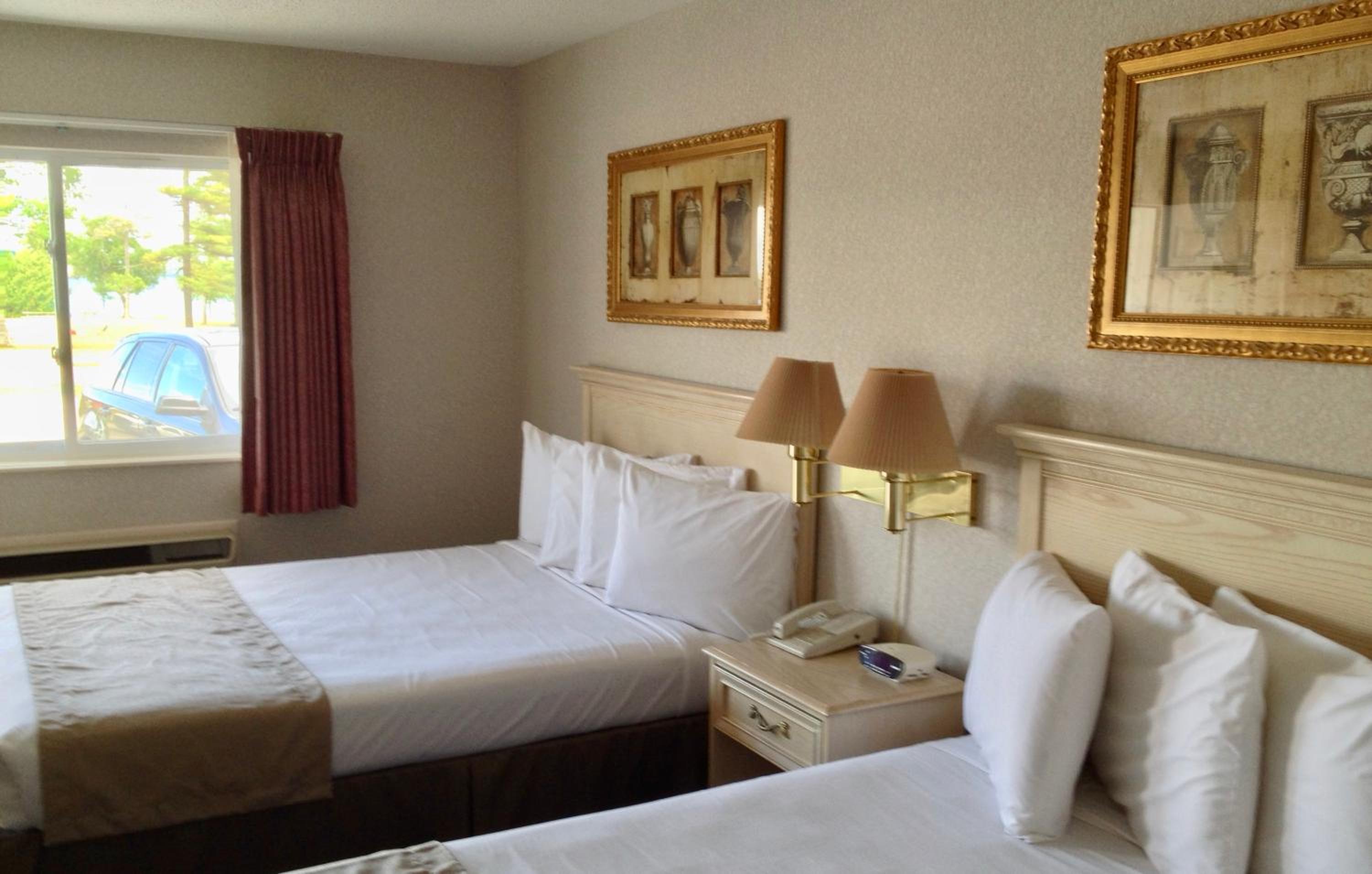 Lake and Park View / Two queen beds - Photo 1