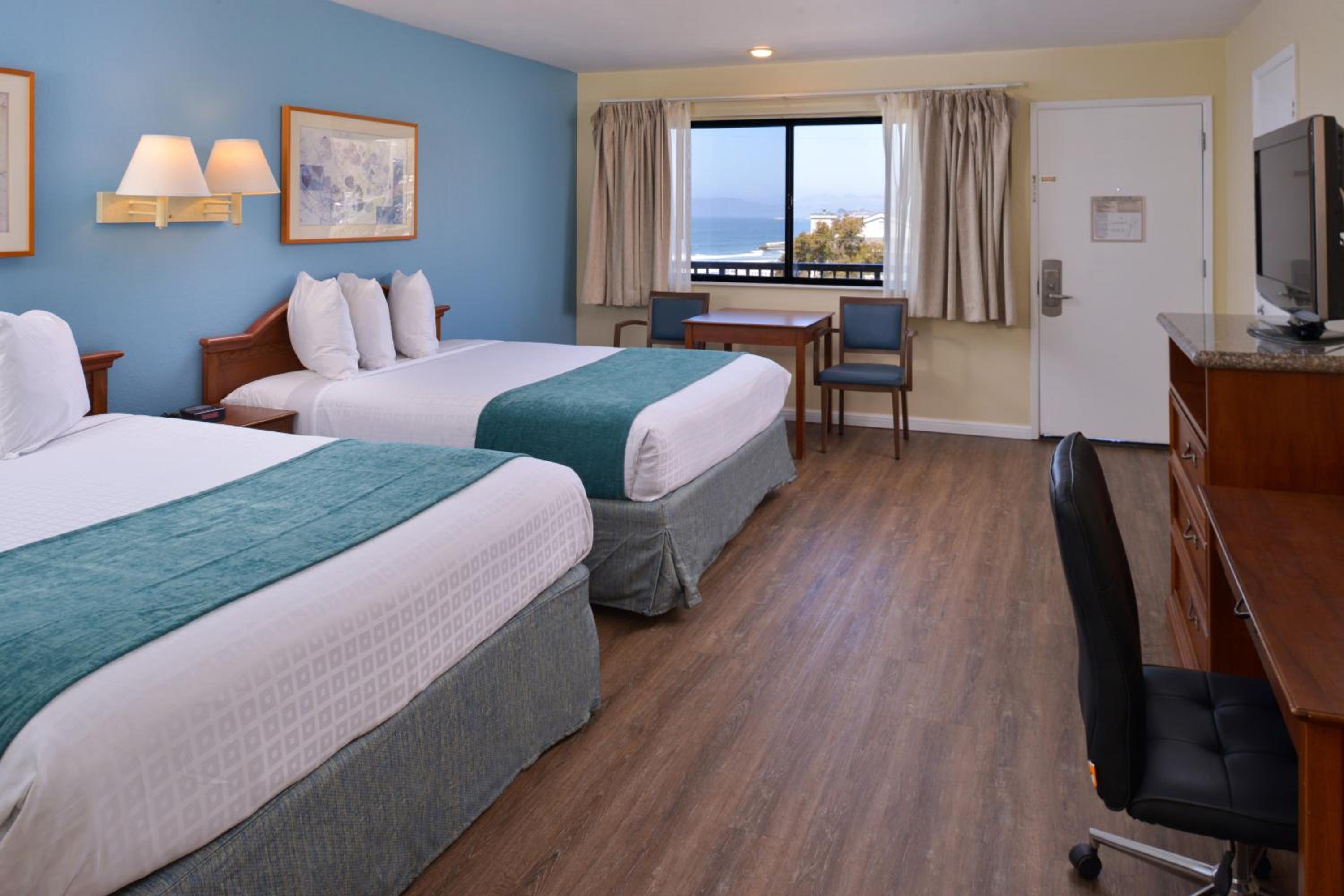Queen Room with Two Queen Beds and View - Photo 4