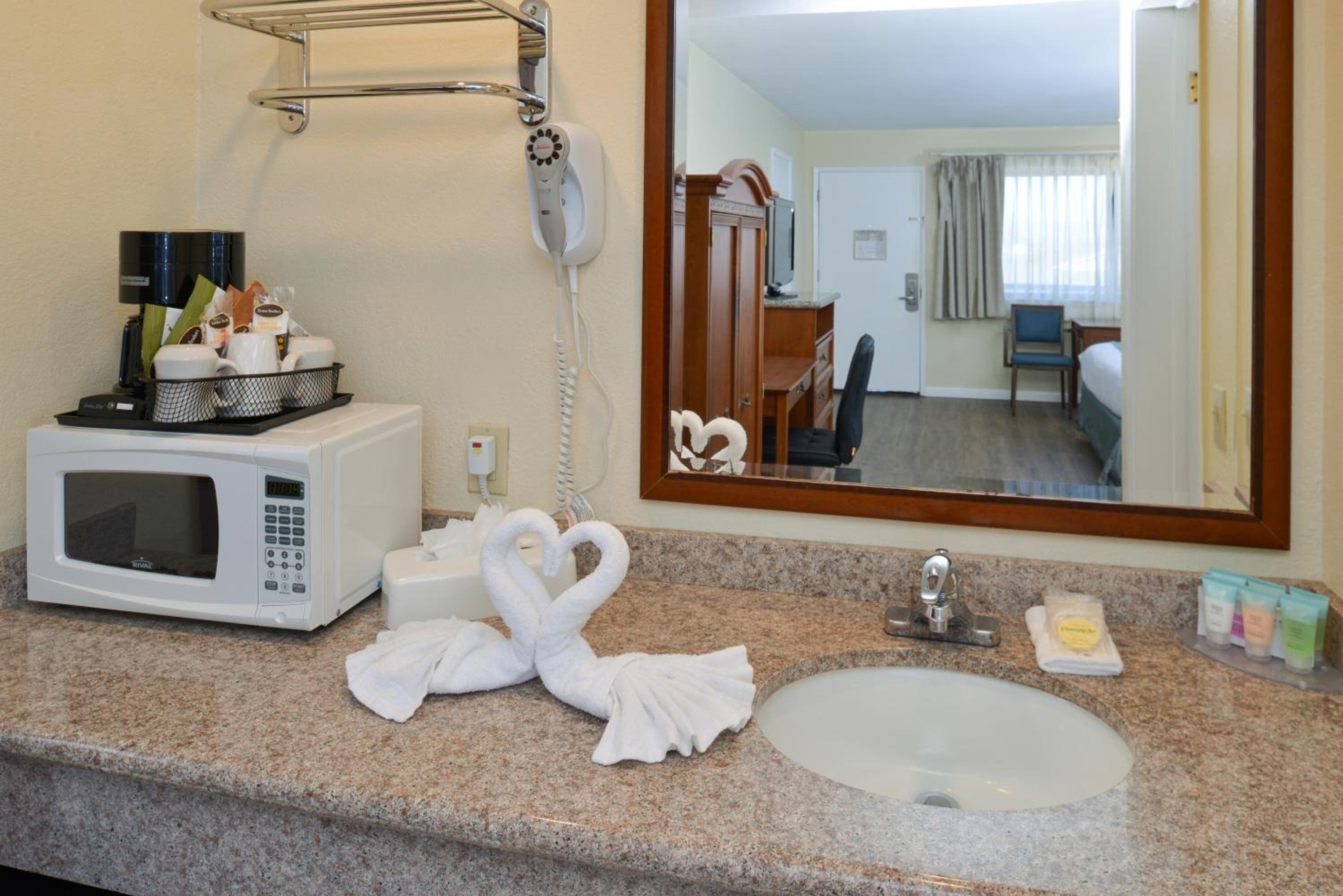 Queen Room with Two Queen Beds and View - Photo 5