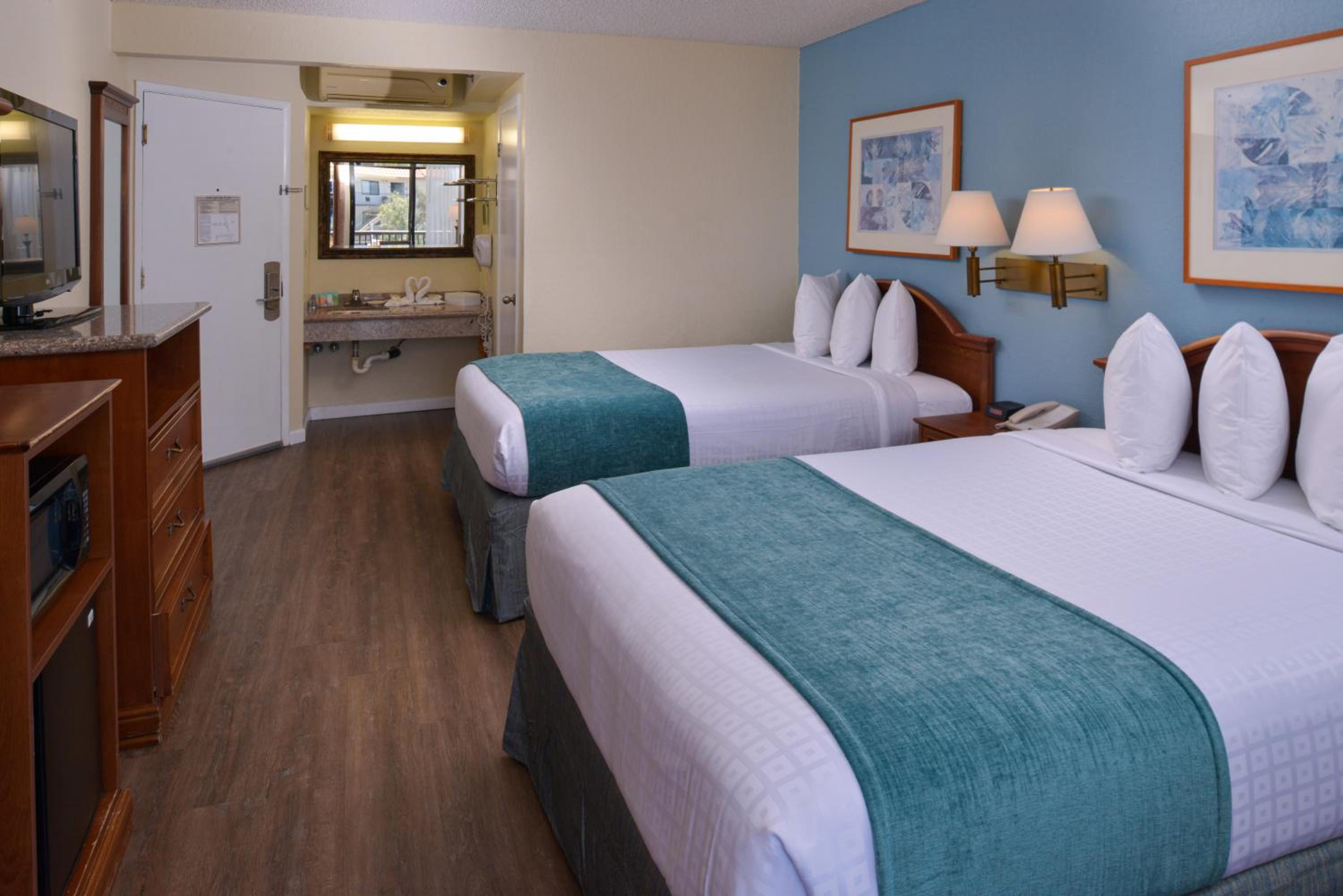 Queen Room with Balcony - Photo 9
