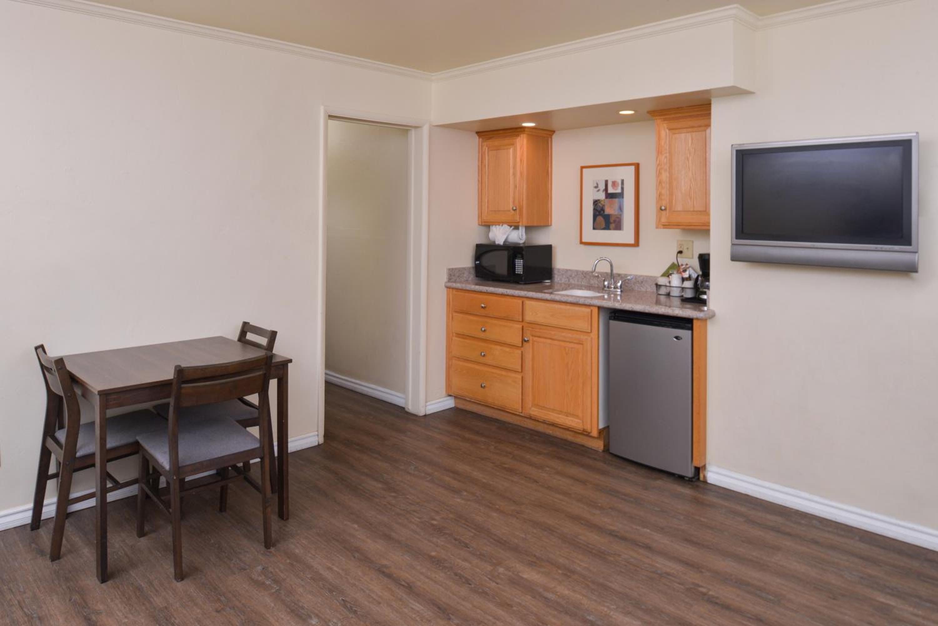 One-Bedroom Suite - Photo 2